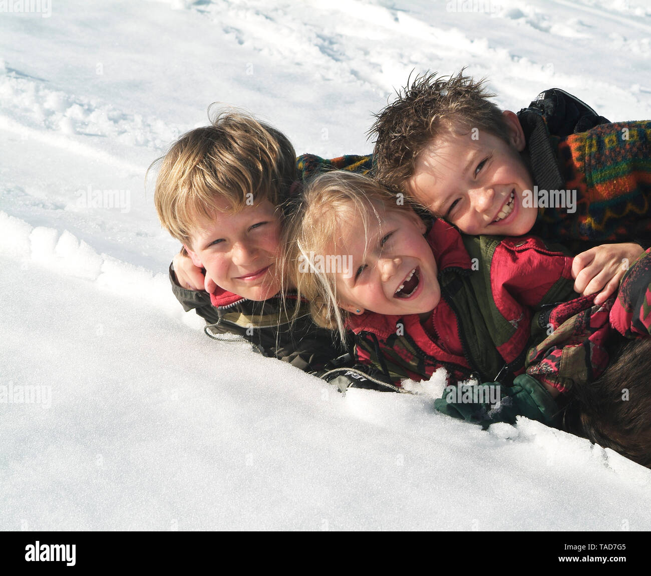 Gruppenbild der drei glückliche Kinder im Schnee Stockfoto