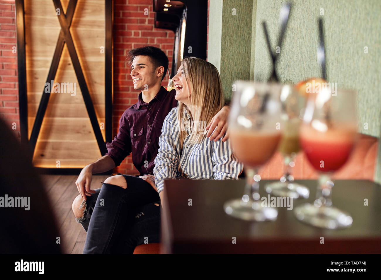 Glückliches Paar sitzen in einer Bar Stockfoto