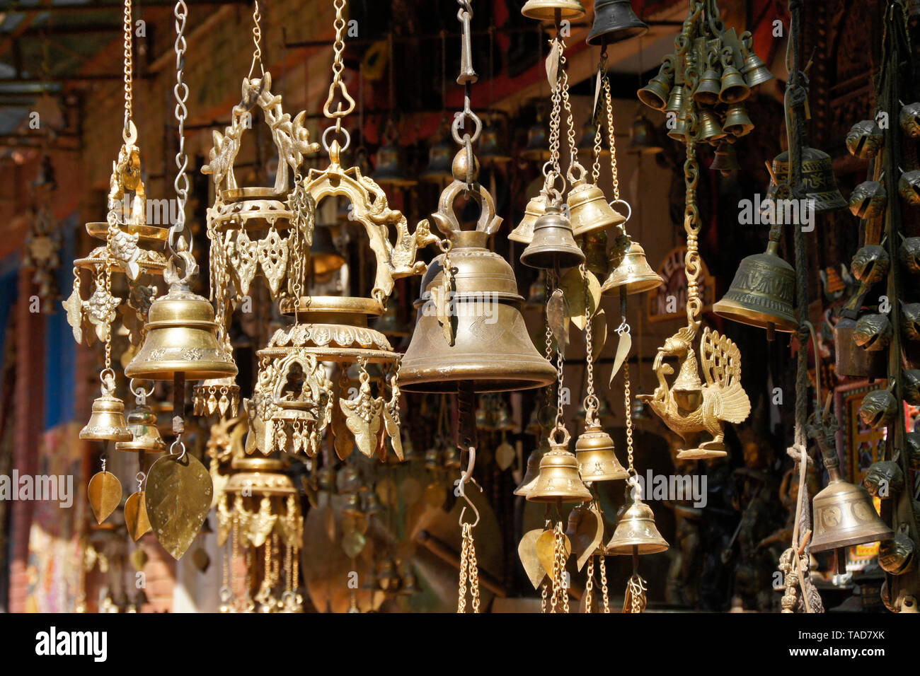 Messing Glocken für den Verkauf außerhalb einen Shop in der Nähe des Durbar Square, Bhaktapur, Tal von Kathmandu, Nepal Stockfoto