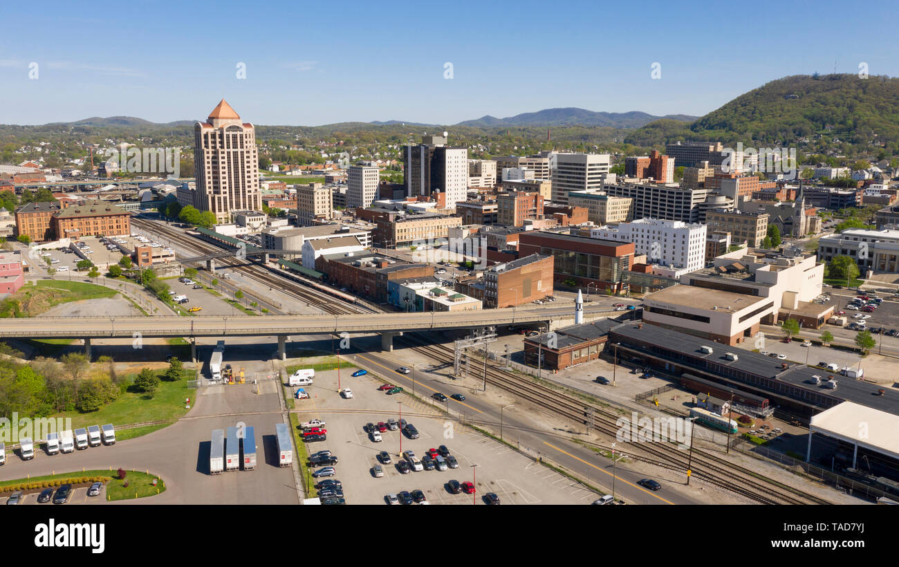 Die Blue Ridge Mountains im Hintergrund von Roanoke Virginia USA Stockfoto