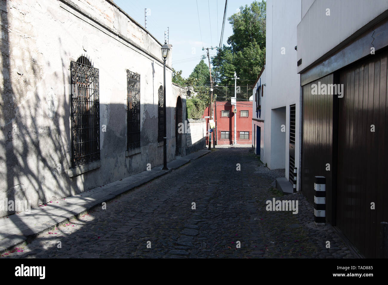 Mexiko City, Mexiko - 2019: eine Straße mit Kopfsteinpflaster in der traditionellen San Angel Nachbarschaft, als historisches Denkmal Zone in 1987. Stockfoto
