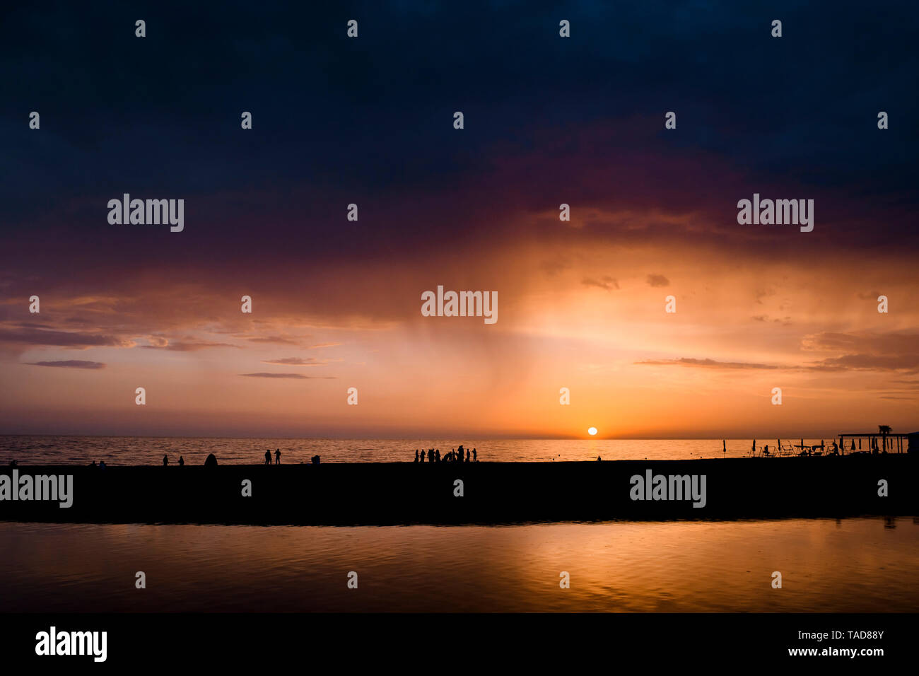 Russland, Sotschi, Niederschlag über dem Meer bei Sonnenuntergang Stockfoto