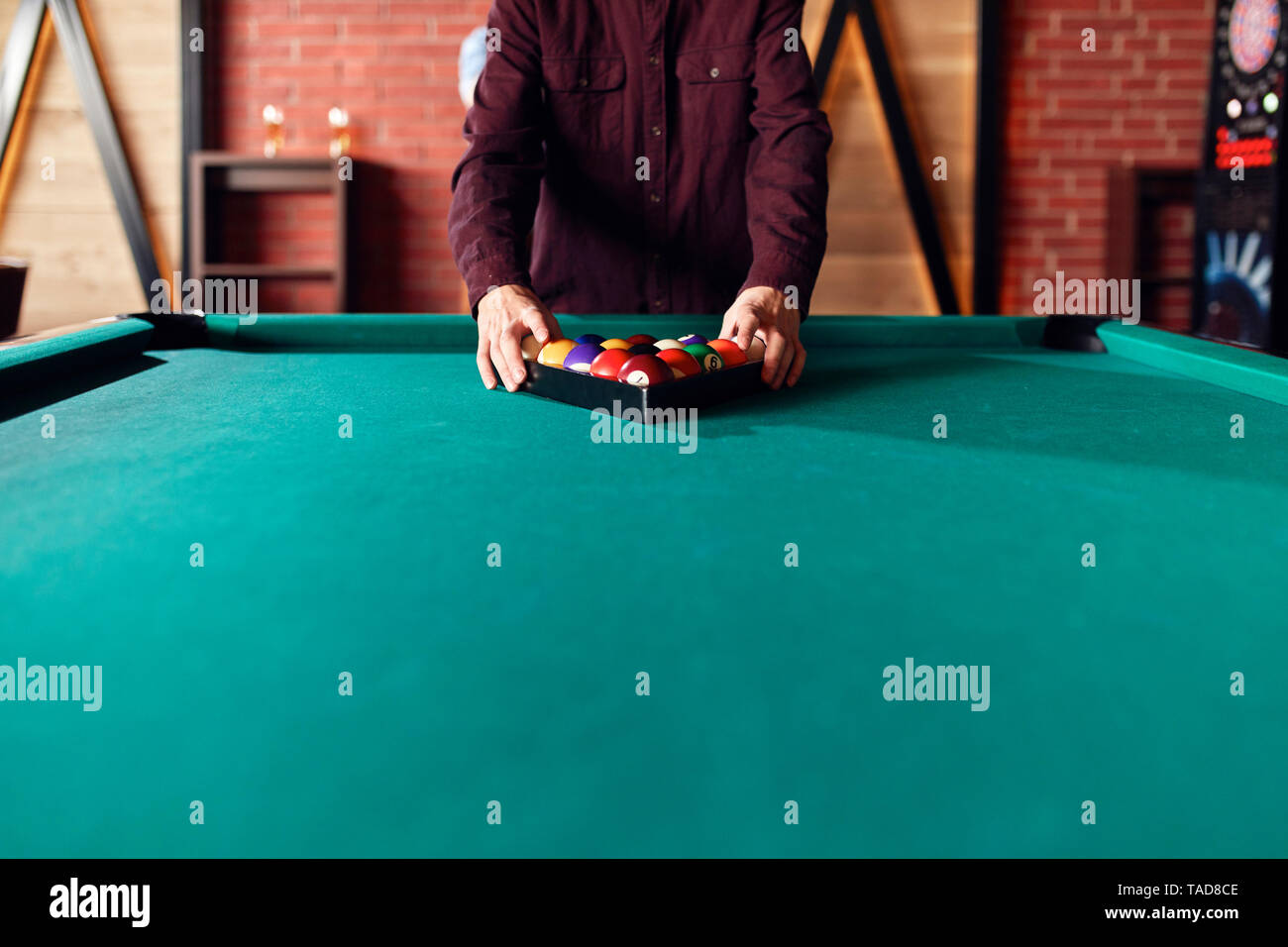 Close-up billard spieler Anordnung Kugeln auf dem Tisch Stockfoto