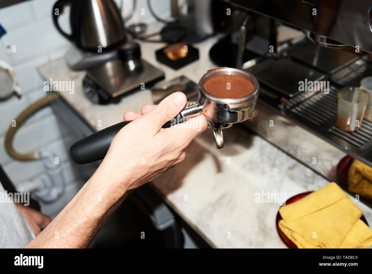 Nahaufnahme der Zubereitung von Kaffee barista Stockfoto