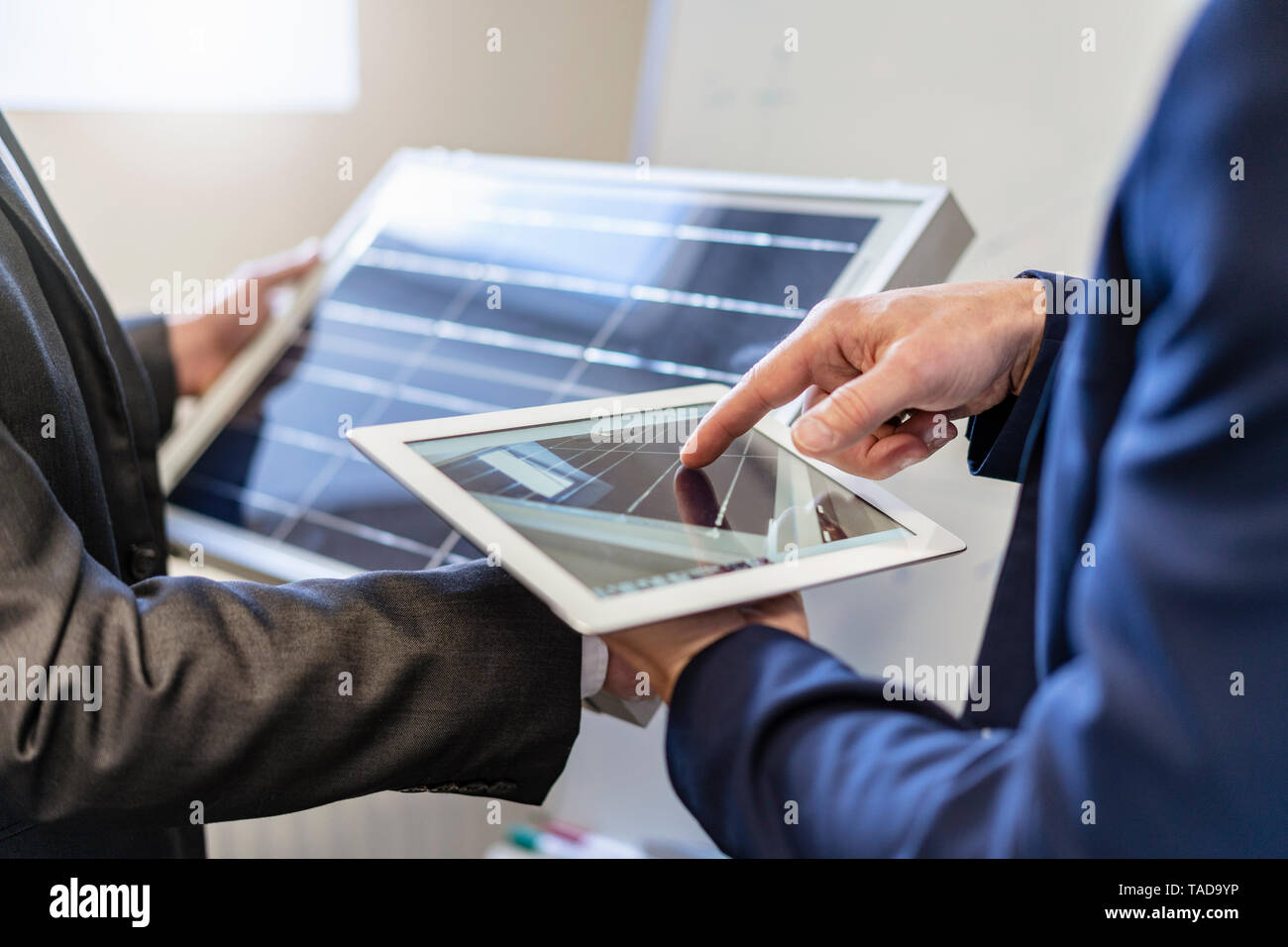 In der Nähe von zwei Geschäftsleute in Office mit Solarzelle und Tablet Stockfoto