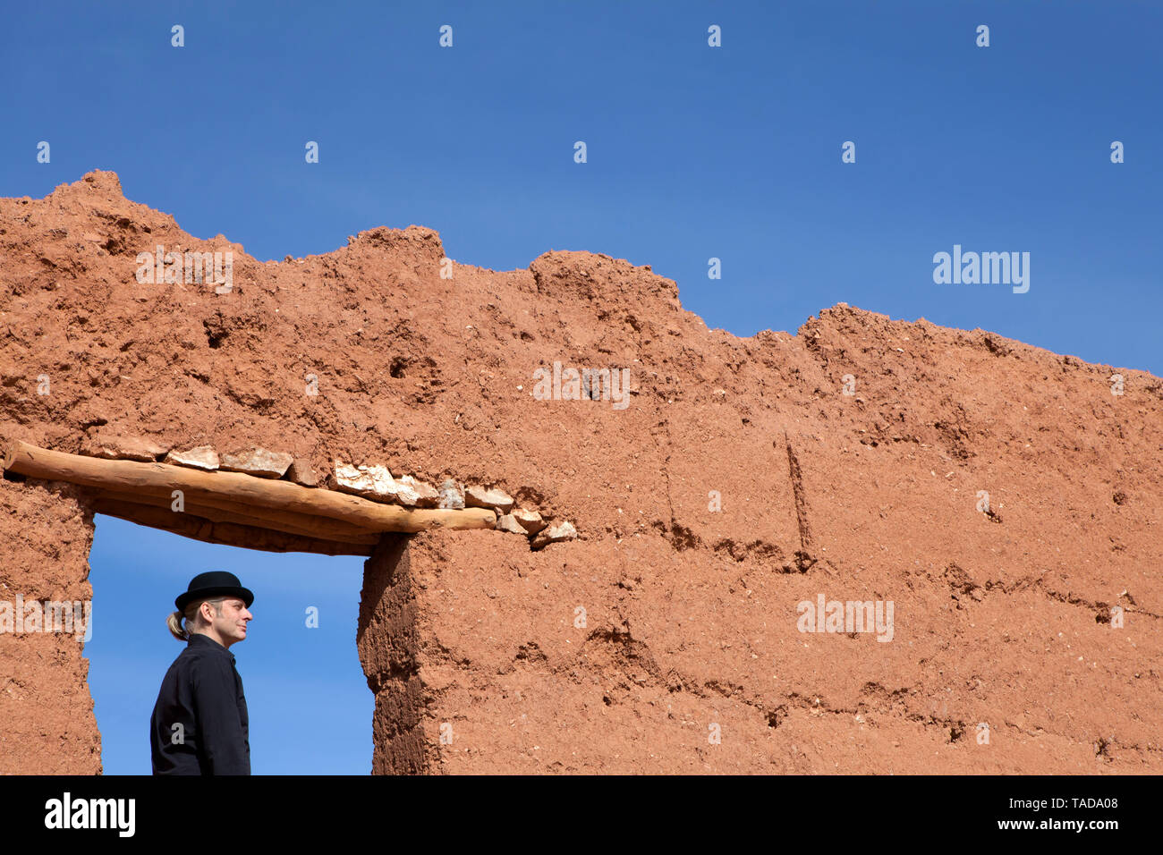 Marokko, Ait-Ben-Haddou, Mann, eine Melone unter Lehm Wand Stockfoto