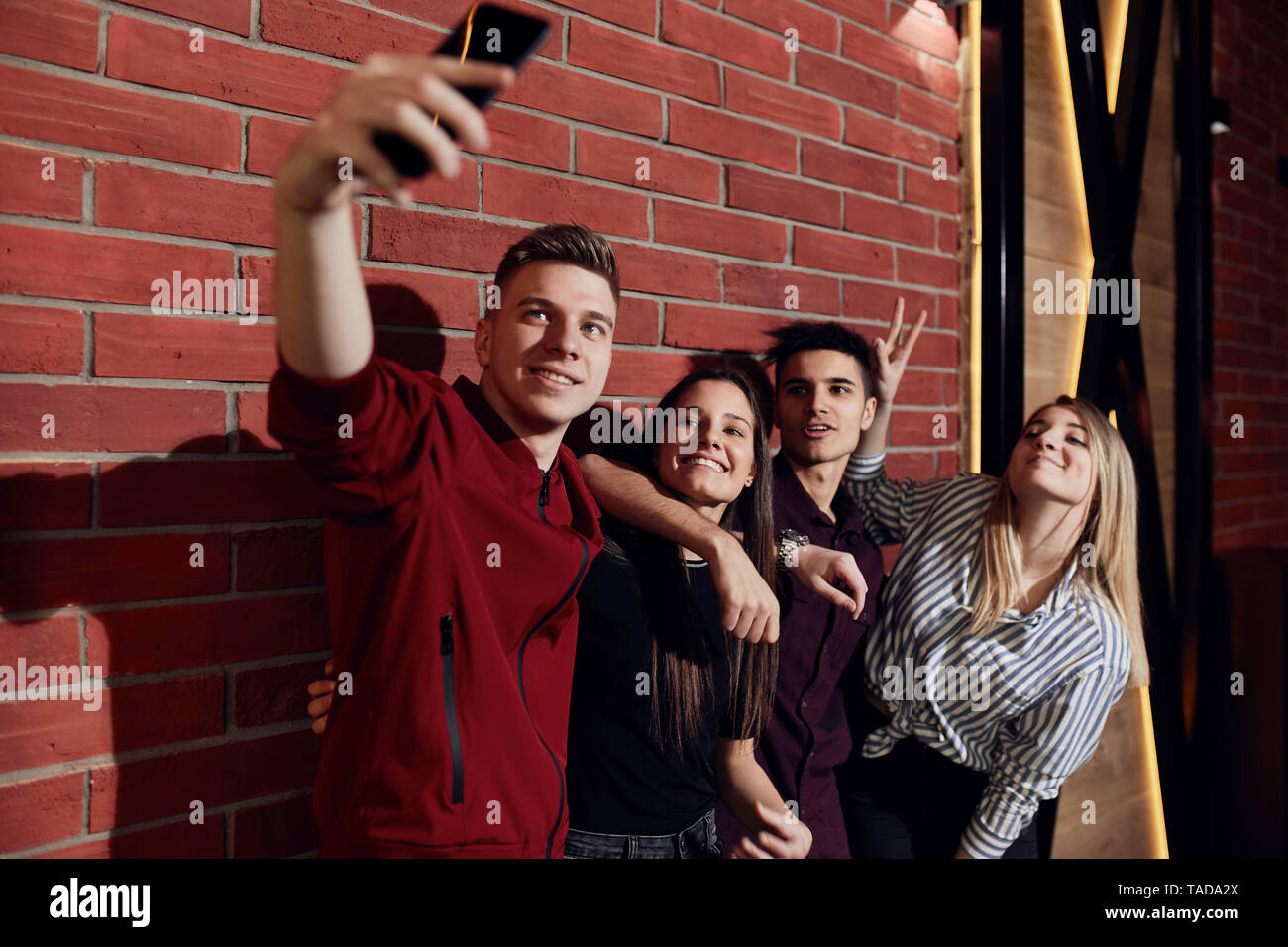 Gerne Freunde ein selfie mit Smartphone an der Wand Stockfoto