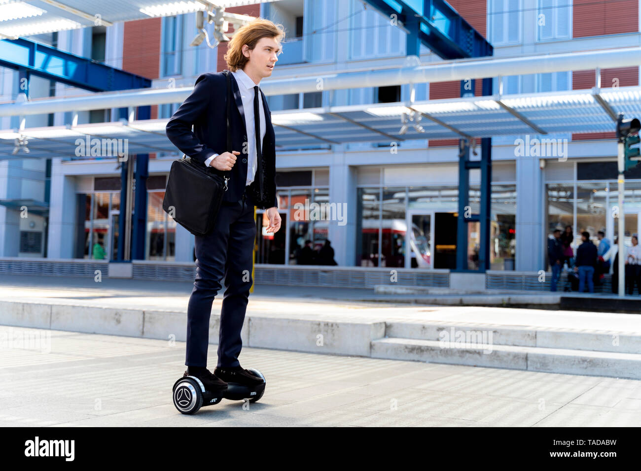 Italien, Florenz, junge Unternehmer, hoverboard in der Stadt Stockfoto