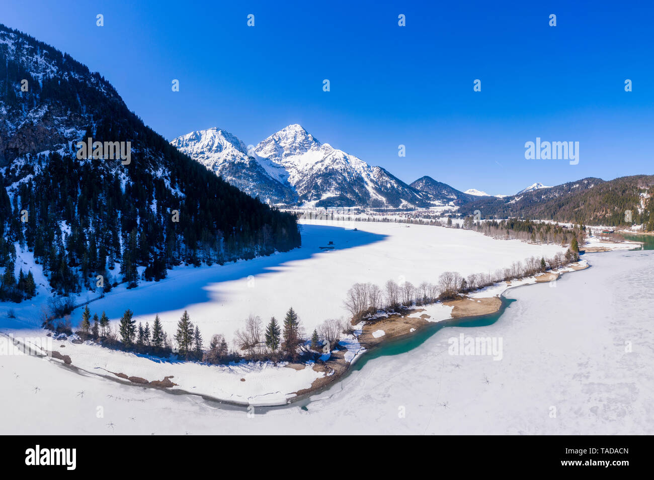 Österreich, Tirol, Ammergauer Alpen, Heiterwanger Siehe im Winter, Luftaufnahme Stockfoto