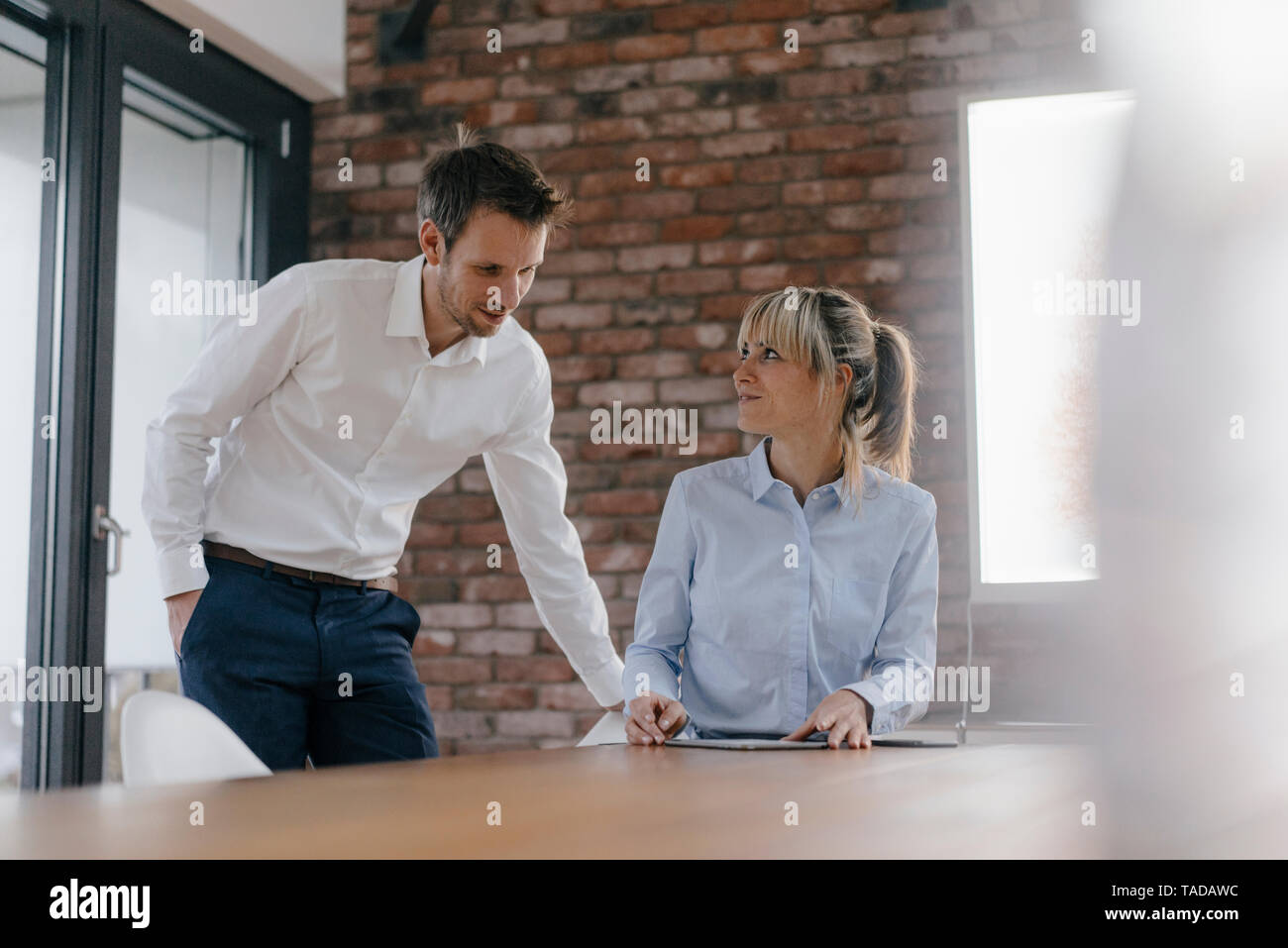 Business Leute zusammen an einem Projekt arbeiten, mit Laptop Stockfoto