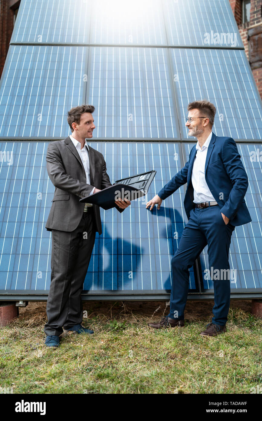 Zwei Geschäftsleute sprechen bei Solar Panels Stockfoto