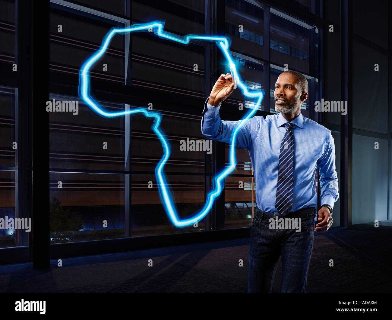 Geschäftsmann Malerei Afrika mit Licht Stockfoto
