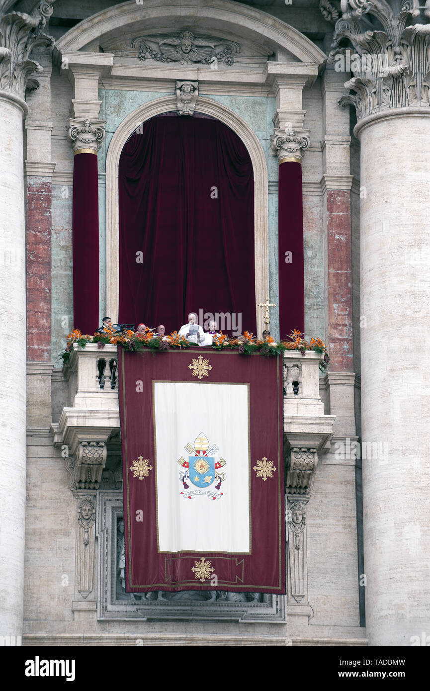 Papst Franziskus ist nach der Lektüre seiner "Urbi et Orbi" (der Stadt und  der Welt') Nachricht vom Balkon mit Blick auf den Petersplatz im Vatikan:  Papst Franziskus Wo: Vatikan, der Heilige Stuhl,