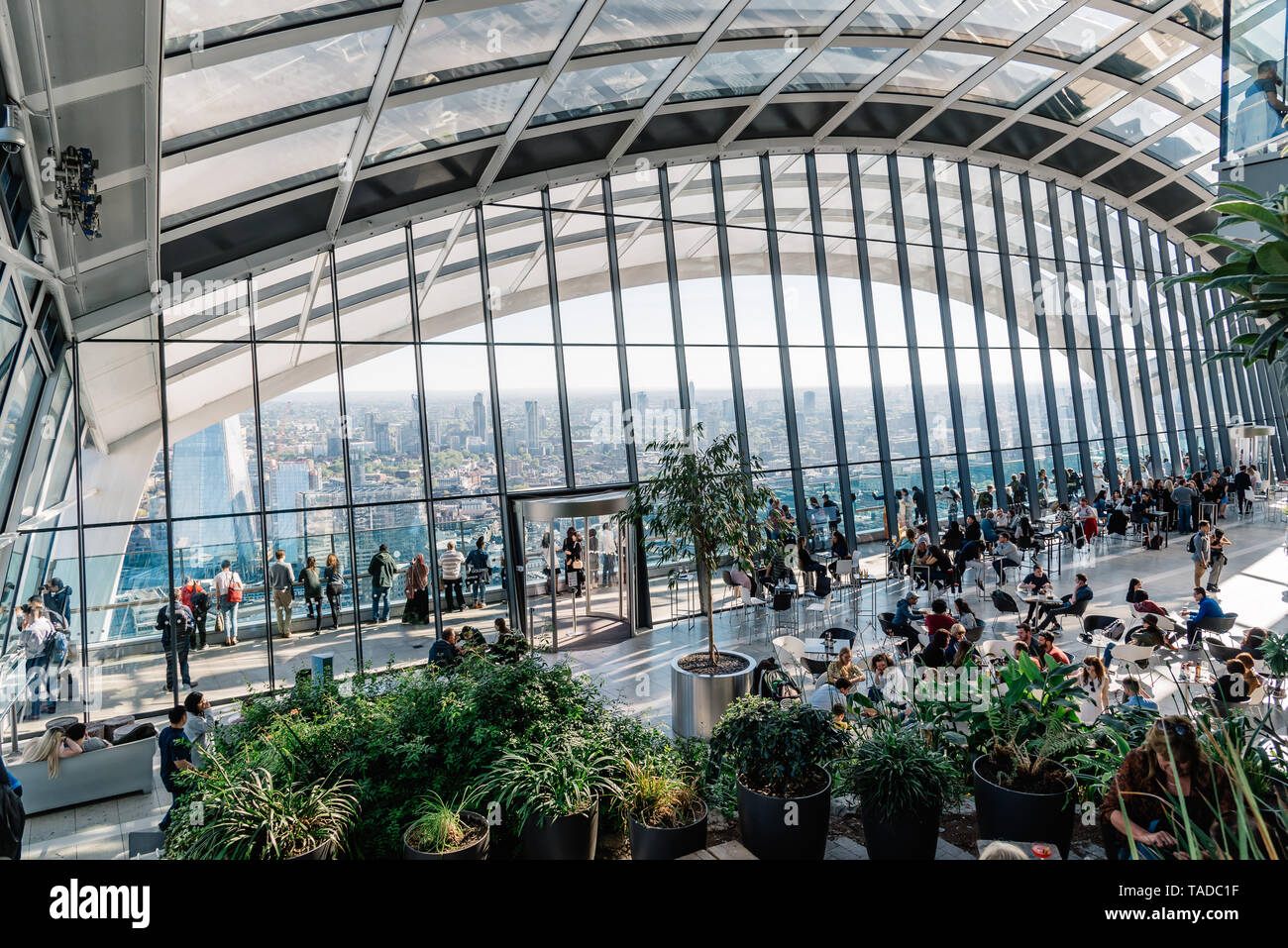 London, UK, 14. Mai 2019: Der Sky Garden Sicht bei 20 Fenchurch Street auch als Walkie Talkie bekannt. Von Rafael Vinoly Architekten entworfen, es Fea Stockfoto