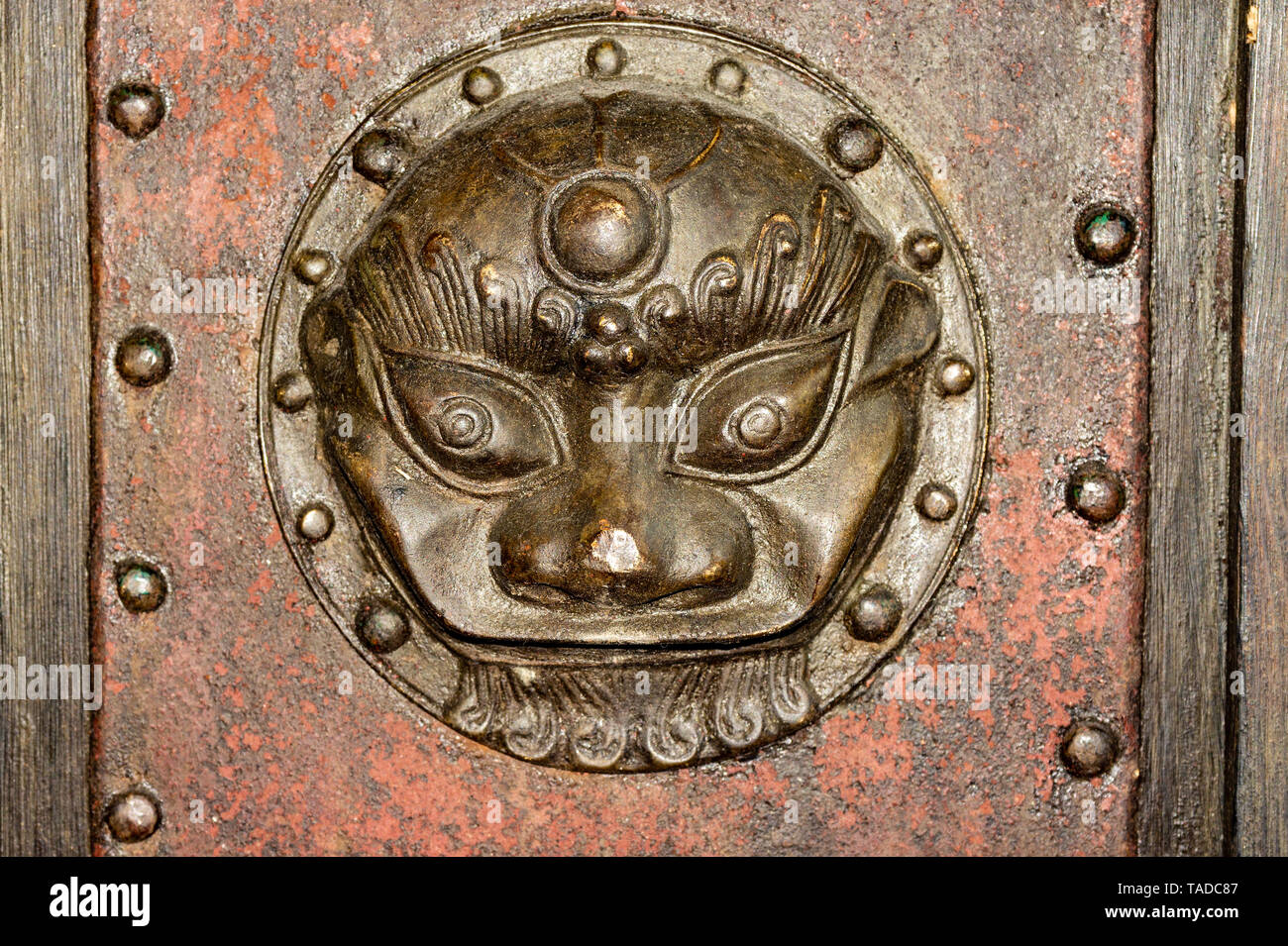 Detail der alten chinesischen Bronze lion Gesicht mit gebrochenen Nase Stockfoto