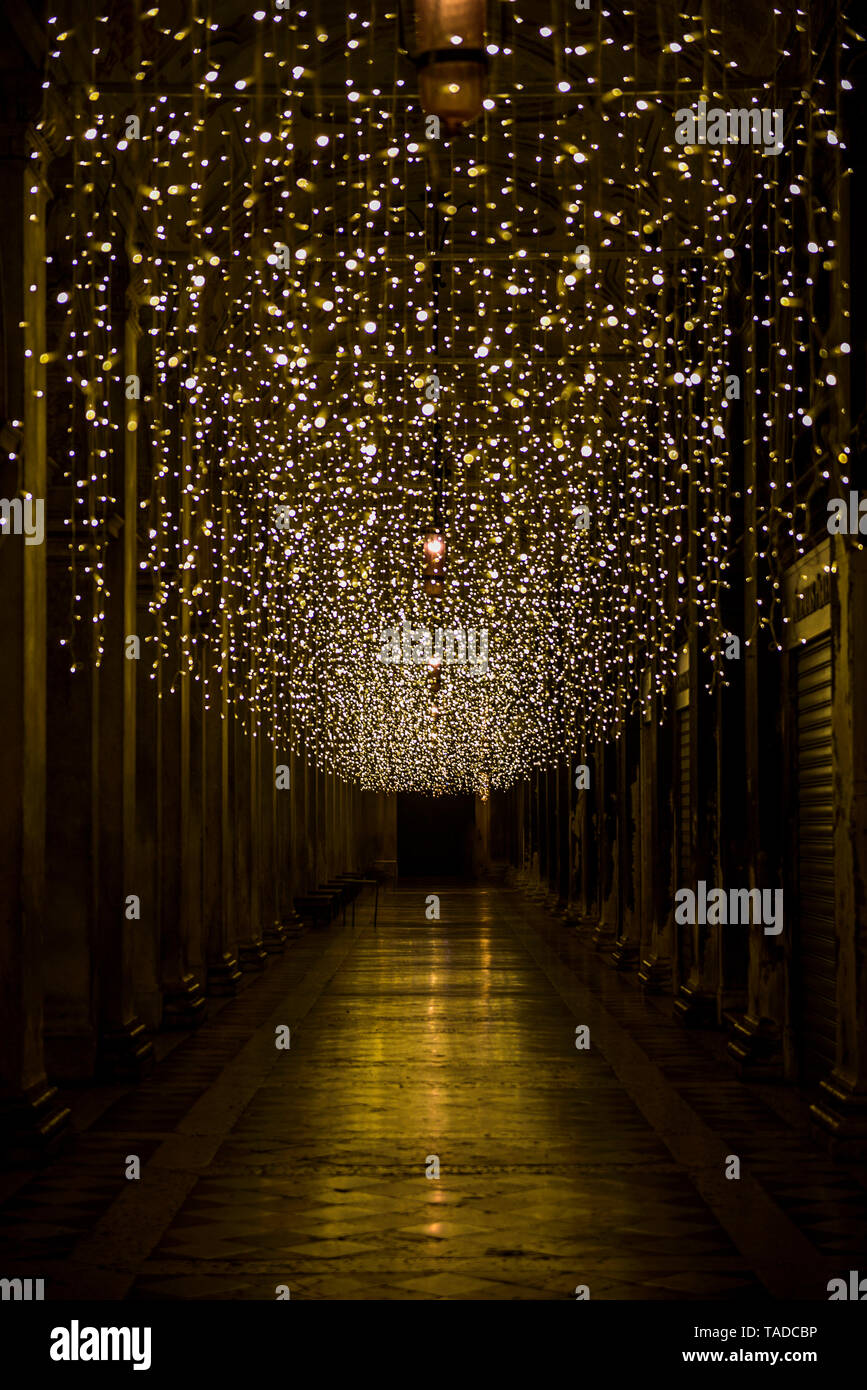 Weihnachten und Neujahr licht Dekorationen auf dem Markusplatz, Venedig, Italien Stockfoto