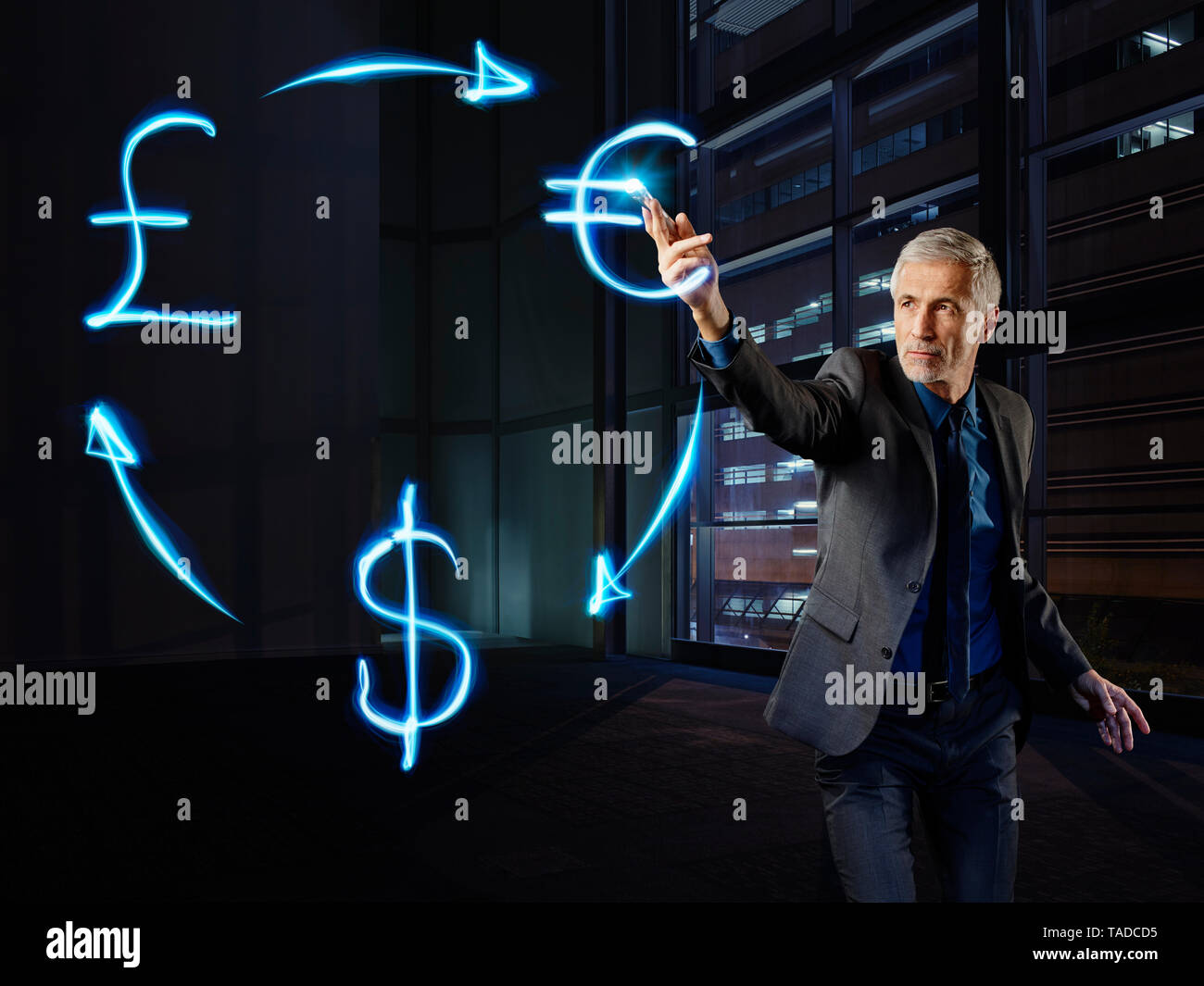 Geschäftsmann pianing Währung curculation mit Licht Stockfoto
