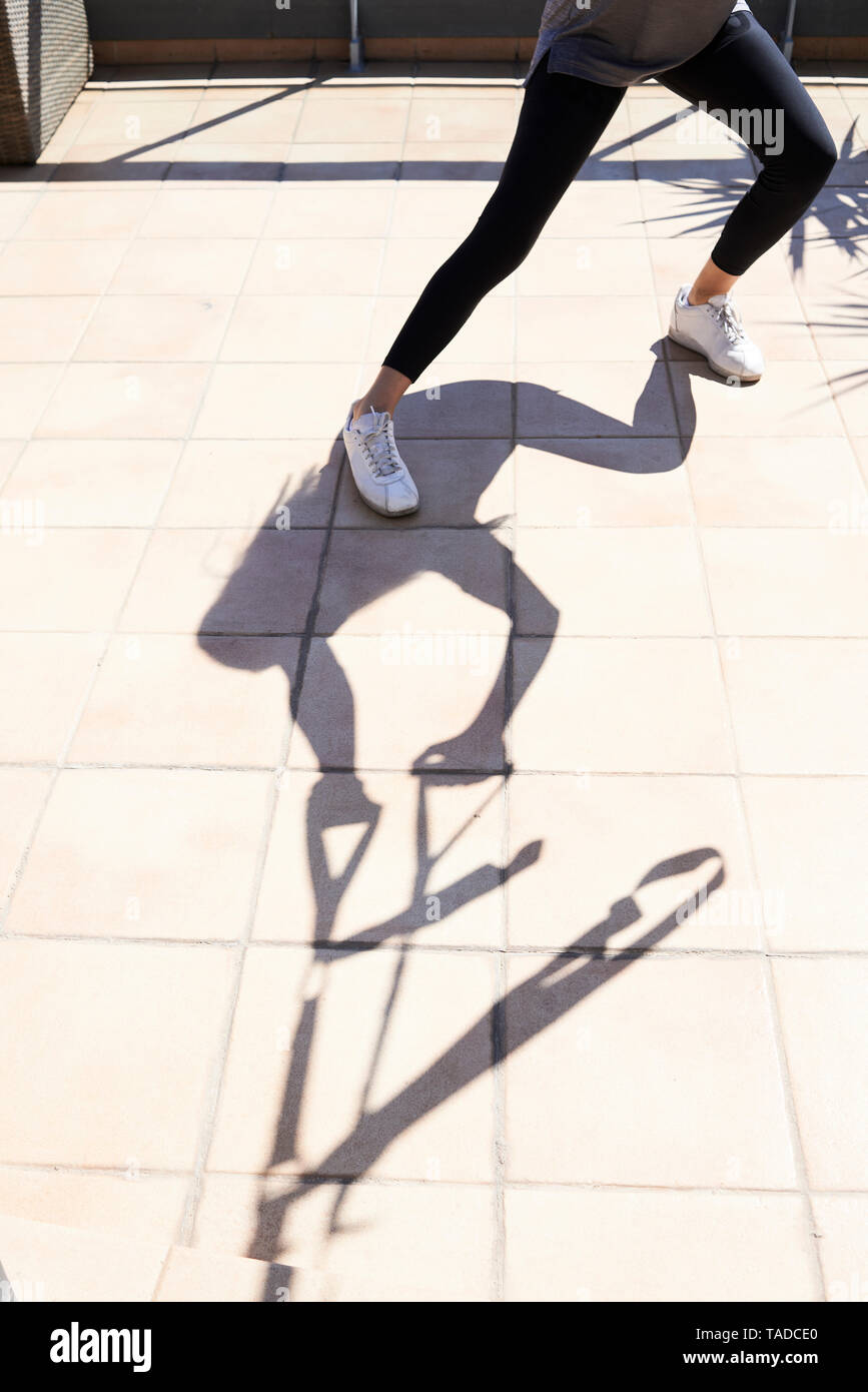 Silhouette Schatten von Frau tun Suspension Training auf der Terrasse Stockfoto