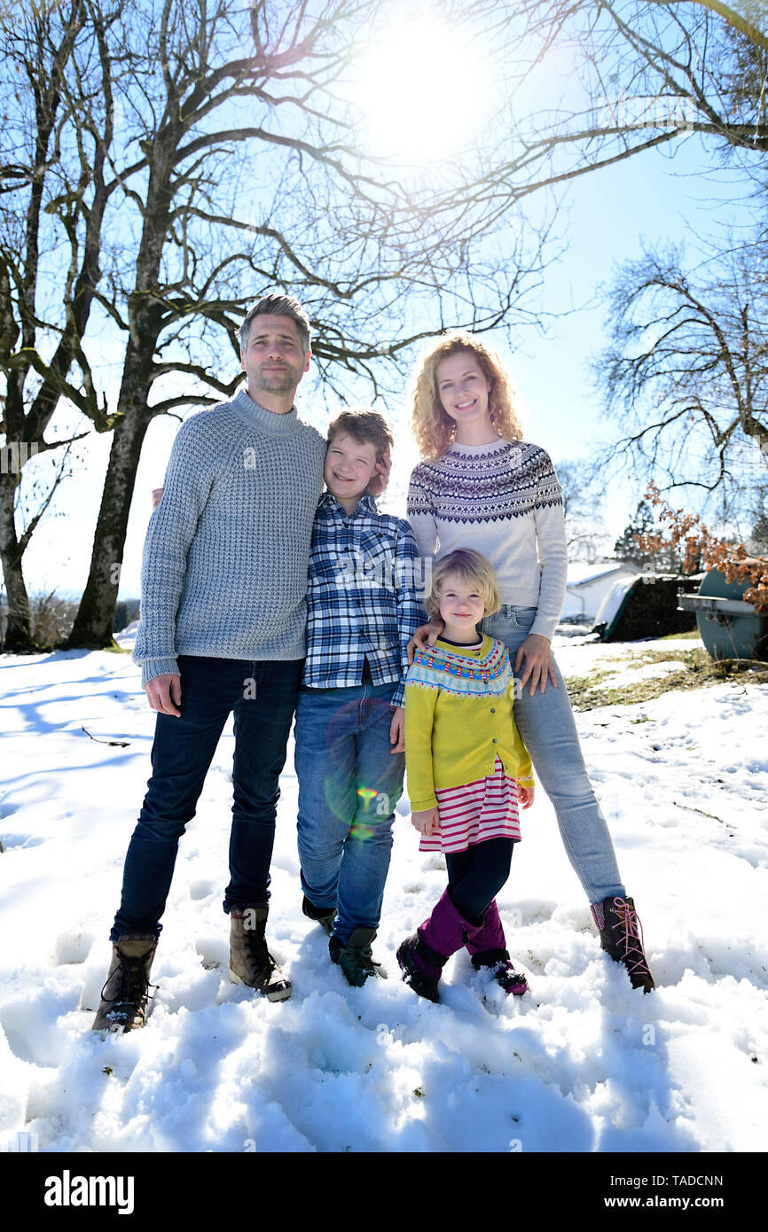 Portrait von Happy Family auf einem Feld im Winter Stockfoto