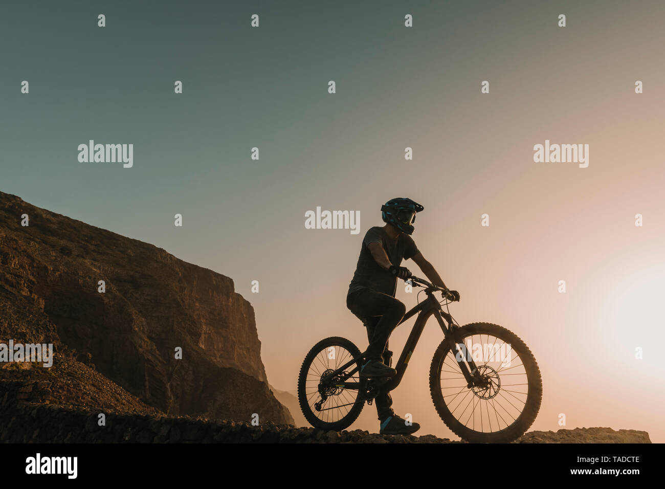 Spanien, Lanzarote, Mountainbiker auf einer Reise bei Sonnenuntergang Stockfoto