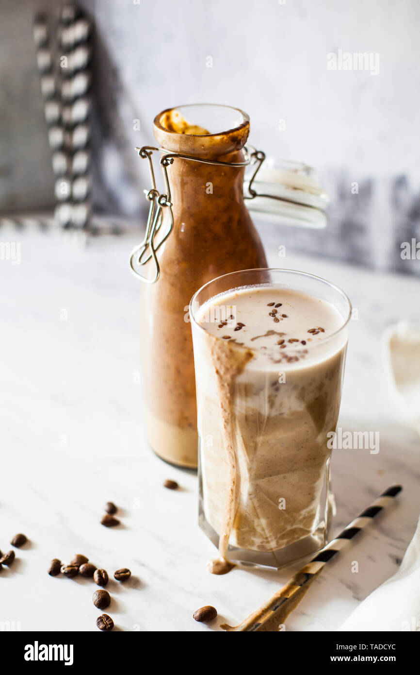 Zuckerfrei Wake-up-Smoothie mit Banane, Joghurt, Kaffee und Leinsamen Stockfoto