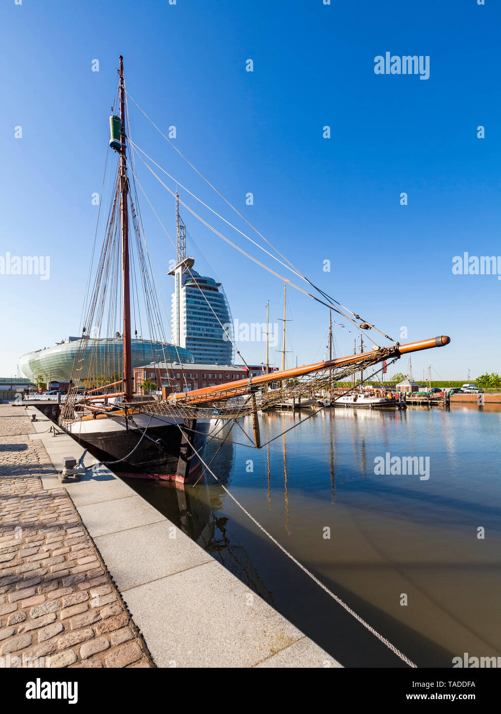 Deutschland, Bremen, Bremerhaven, Neuer Hafen, Havenwelten, Segelboot, Klimahaus, Science Center, Atlantic Hotel Sail City Stockfoto