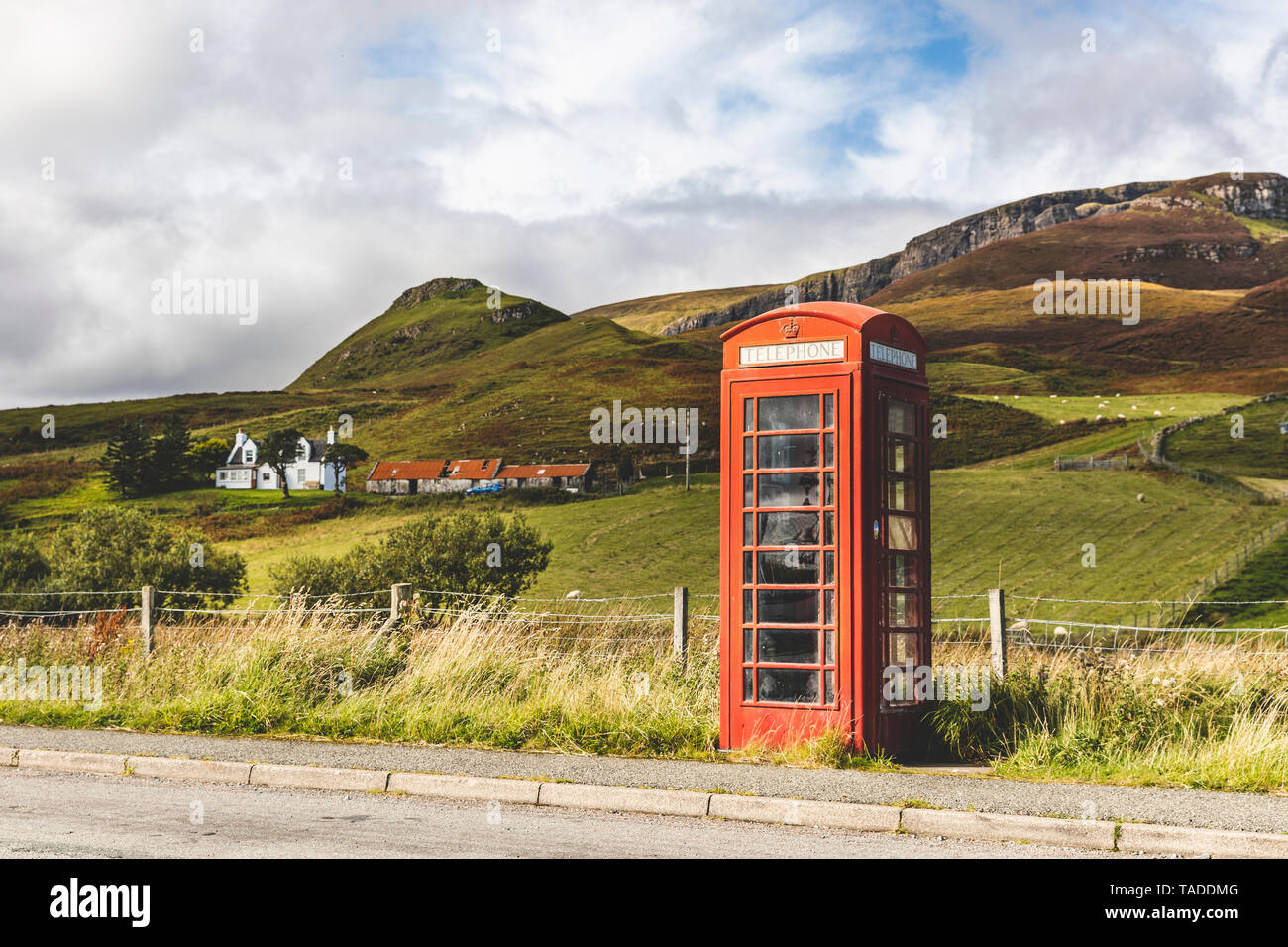 Vereinigtes Königreich, Schottland, rote Telefonzelle in der Landschaft auf der Isle of Skye Stockfoto