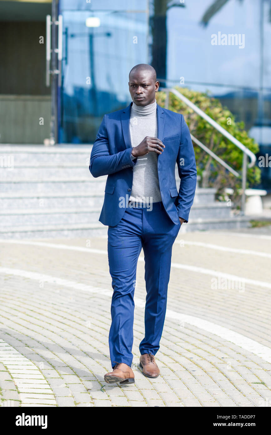 Portrait von modischen Geschäftsmann trägt blaue Anzug und Grauen  rollkragen pullover Stockfotografie - Alamy