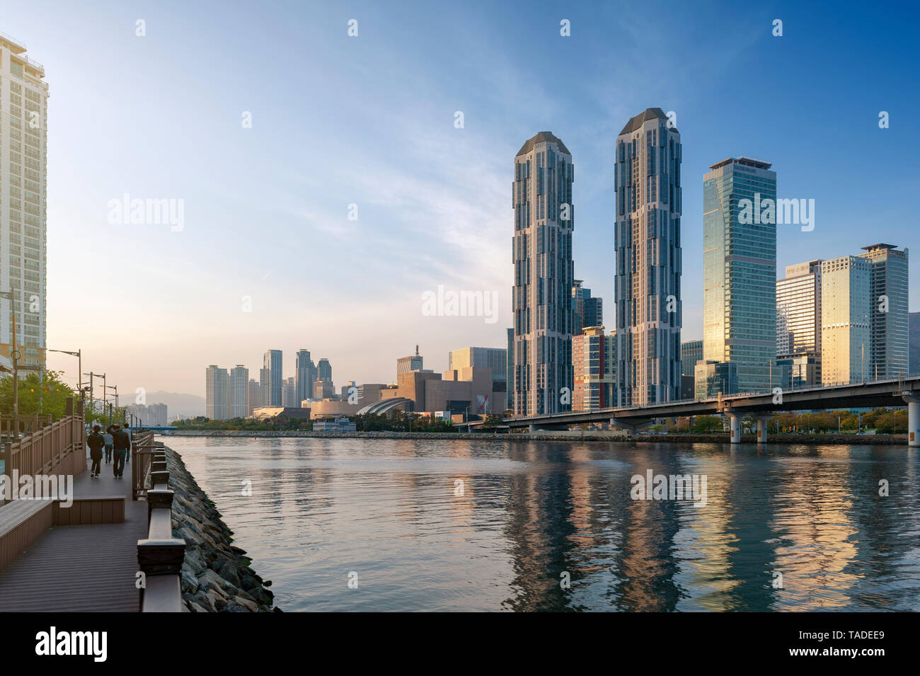 Stadtbild von Busan mit Wolkenkratzern in Haeundae Centum City Bereich im Bezirk, Anfang Gwangan Brücke in Busan, Südkorea Stockfoto
