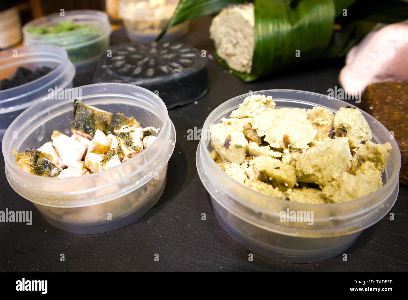 Kunststoffkästen mit Stücken von Naturkosmetik und handgemachte Seife auf einem Holzbrett angeordnet Stockfoto