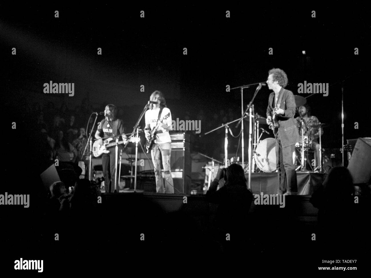 Amsterdam, Niederlande - 1. Januar: Amerikanische Gruppe Adler live auf der Bühne im Concertgebouw Amsterdam, Niederlande im Jahr 1972 durchführen. Nach rechts: Randy Meisner, Glenn Frey und Bernie Leadon Links. (Foto Gijsbert Hanekroot) Stockfoto