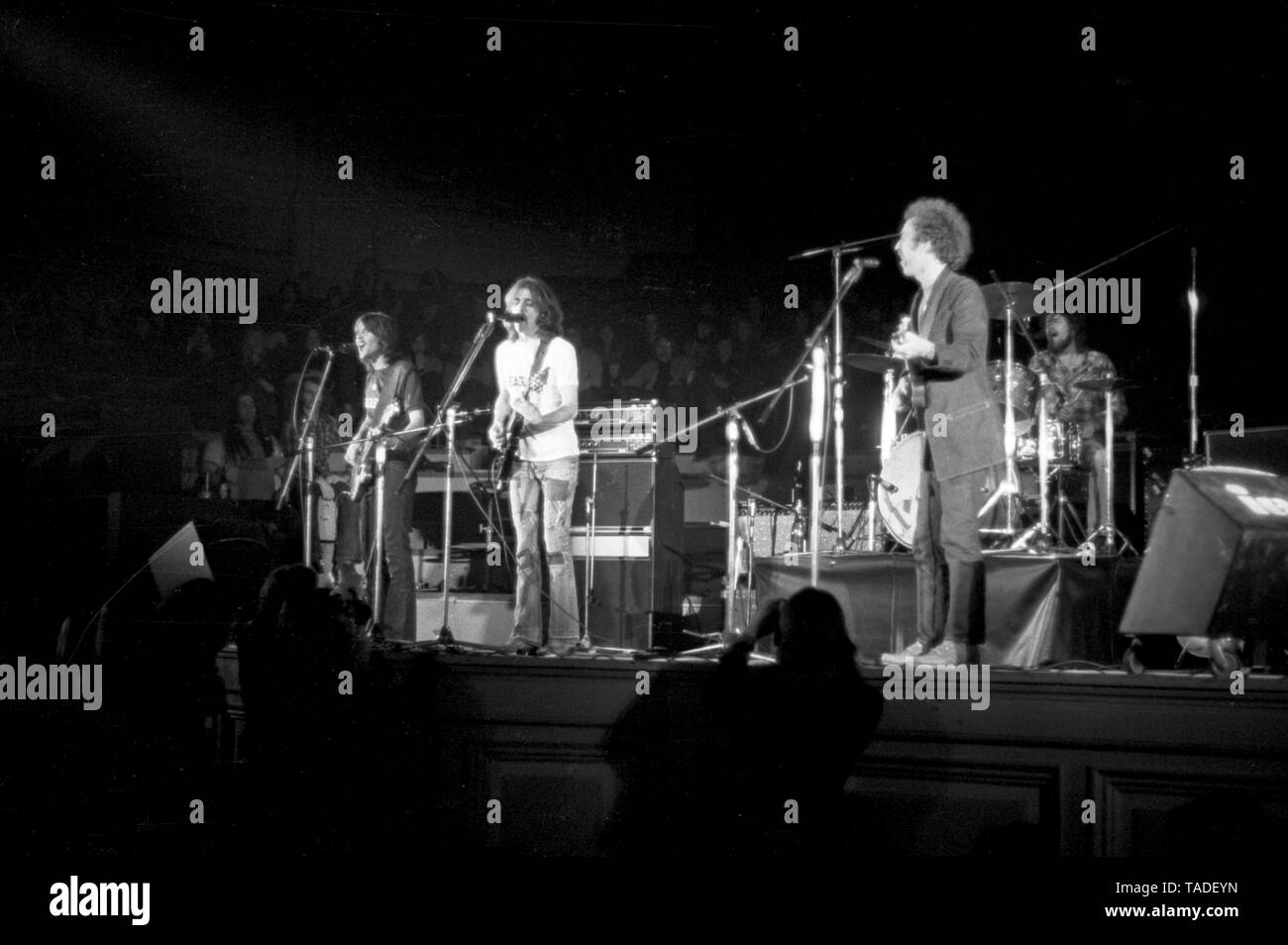 Amsterdam, Niederlande - 1. Januar: Amerikanische Gruppe Adler live auf der Bühne im Concertgebouw Amsterdam, Niederlande im Jahr 1972 durchführen. Nach rechts: Randy Meisner, Glenn Frey und Bernie Leadon Links. (Foto Gijsbert Hanekroot) Stockfoto