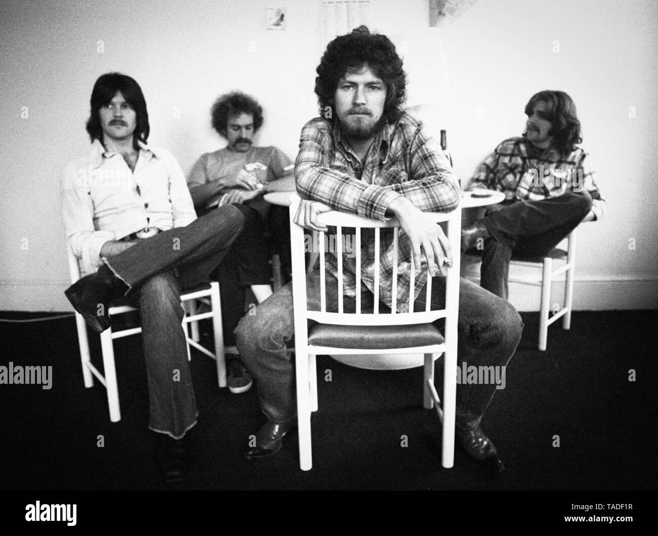 Randy Meisner, Bernie Leadon, Don Henley und Glenn Frey von der Adler posieren für ein Gruppenfoto in London 1973. (Foto Gijsbert Hanekroot) Stockfoto