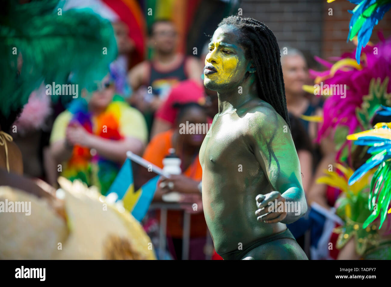 NEW YORK CITY - 25 Juni, 2017: Tänzer in bunten Kostümen und lackierten Karossen Zuschauer Pass an die jährliche Gay Pride Parade. Stockfoto