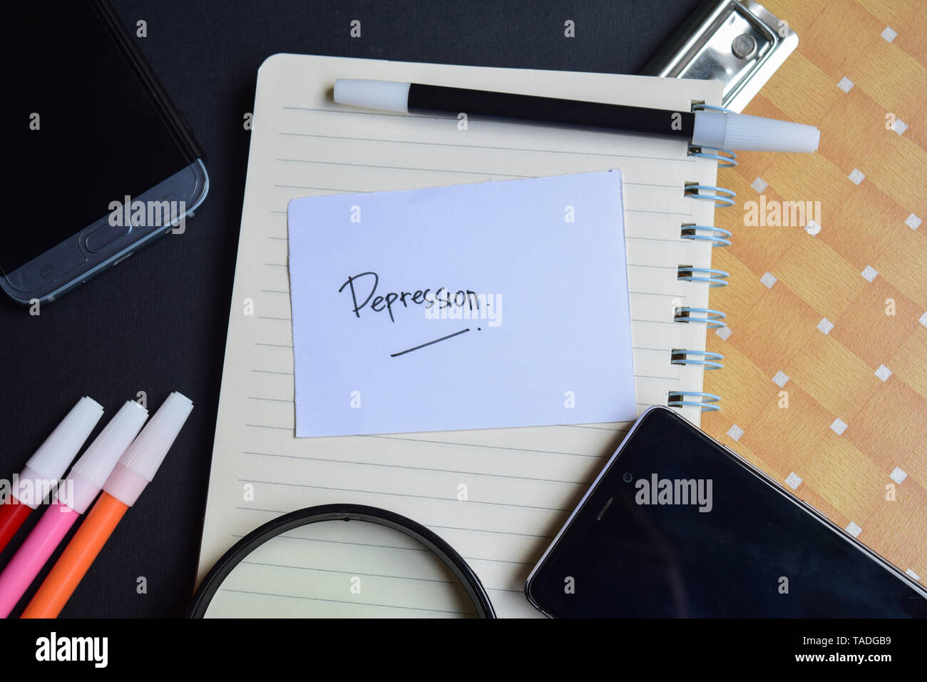 Depression auf Papier auf schwarz Tabelle isoliert geschrieben Stockfoto