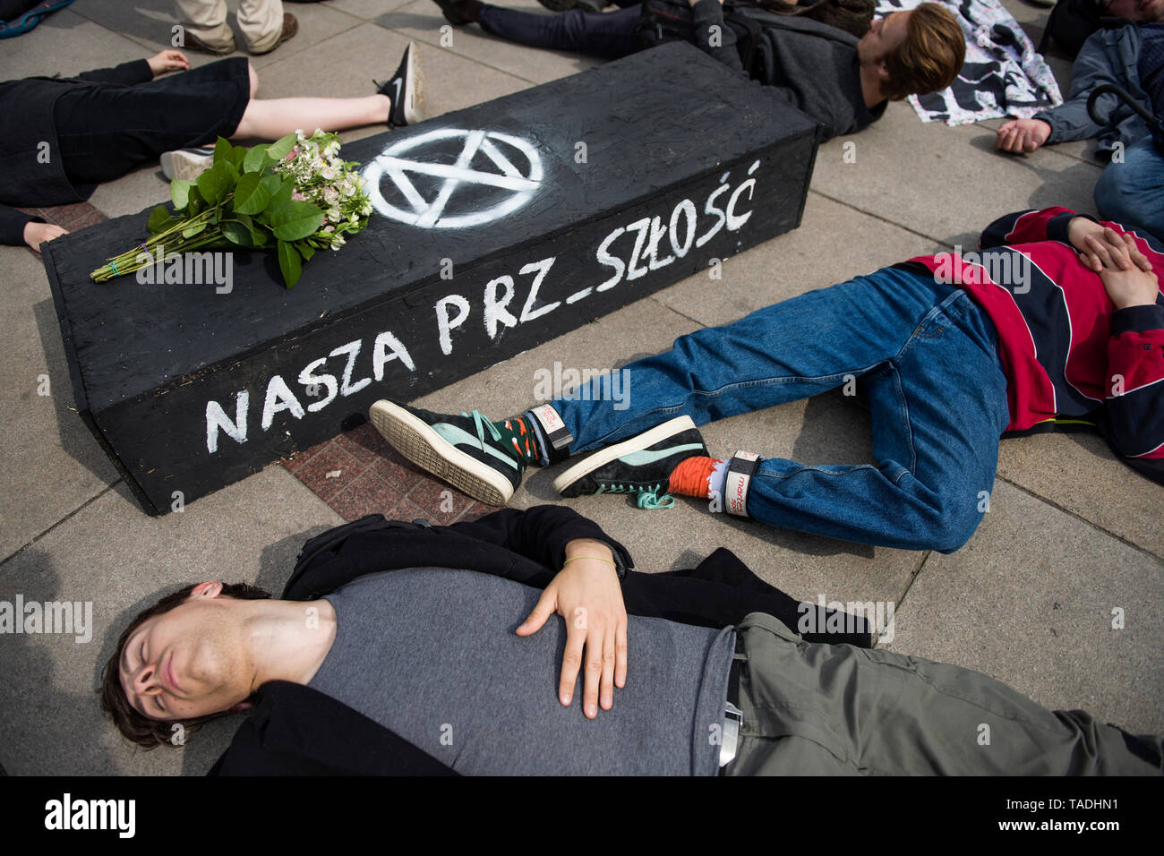 Ein Sarg mit Blumen, unter Aktivist Festlegung gesehen auf der Seite zu Fuß während des Protestes. Ein Protest wurde in Warschau vom Aussterben Rebellion Bewegung und die Jugend Streik für Klima gegen die Passivität der polnischen Behörden im Hinblick auf die Herannahenden Klimakatastrophe und das große Aussterben von Tierarten organisiert. Dutzende von Menschen in schwarzen Säcken verlegt auf dem Bürgersteig vor dem Präsidentenpalast. Sie brachten auch einen schwarzen Sarg als Symbol für die Zukunft der Menschheit. Stockfoto