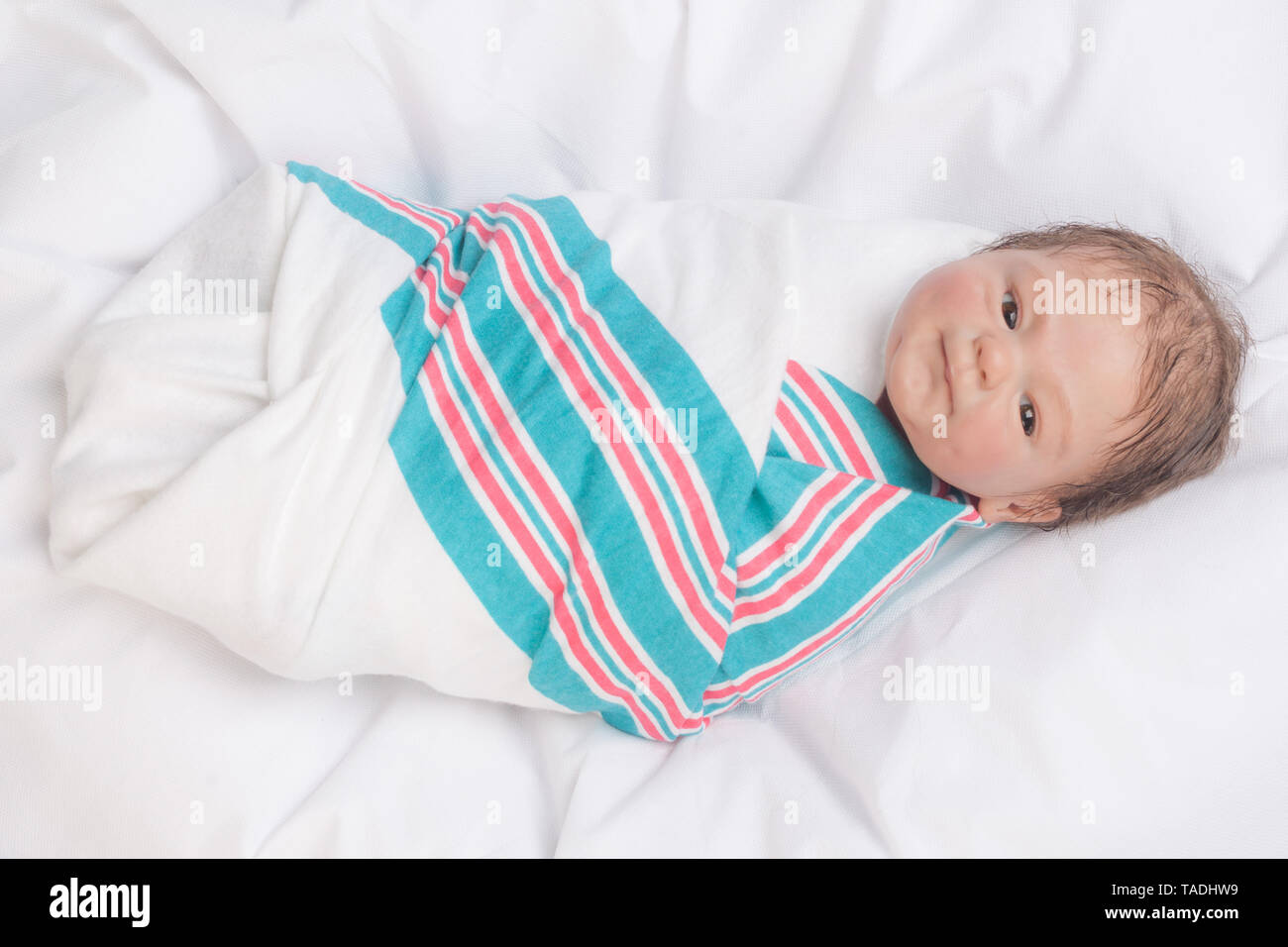 Neugeborene Reborn gepuckte in einem Krankenhaus Decke. Reborn Baby Puppe. Vinyl sculpt, Coco Malu von Eliza Marx. Stockfoto