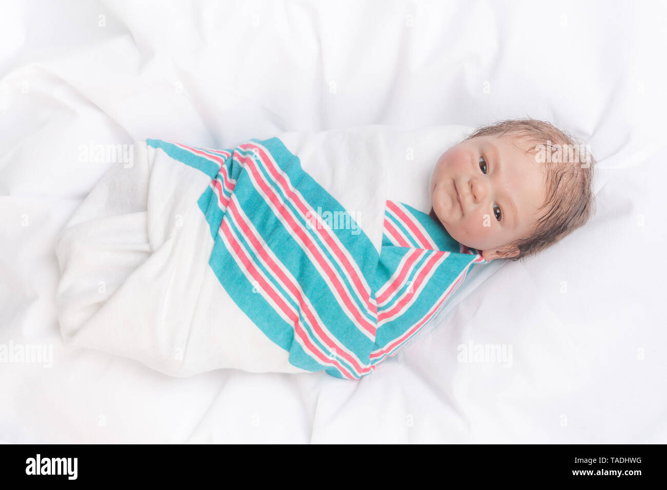 Neugeborene Reborn gepuckte in einem Krankenhaus Decke. Reborn Baby Puppe. Vinyl sculpt, Coco Malu von Eliza Marx. Stockfoto