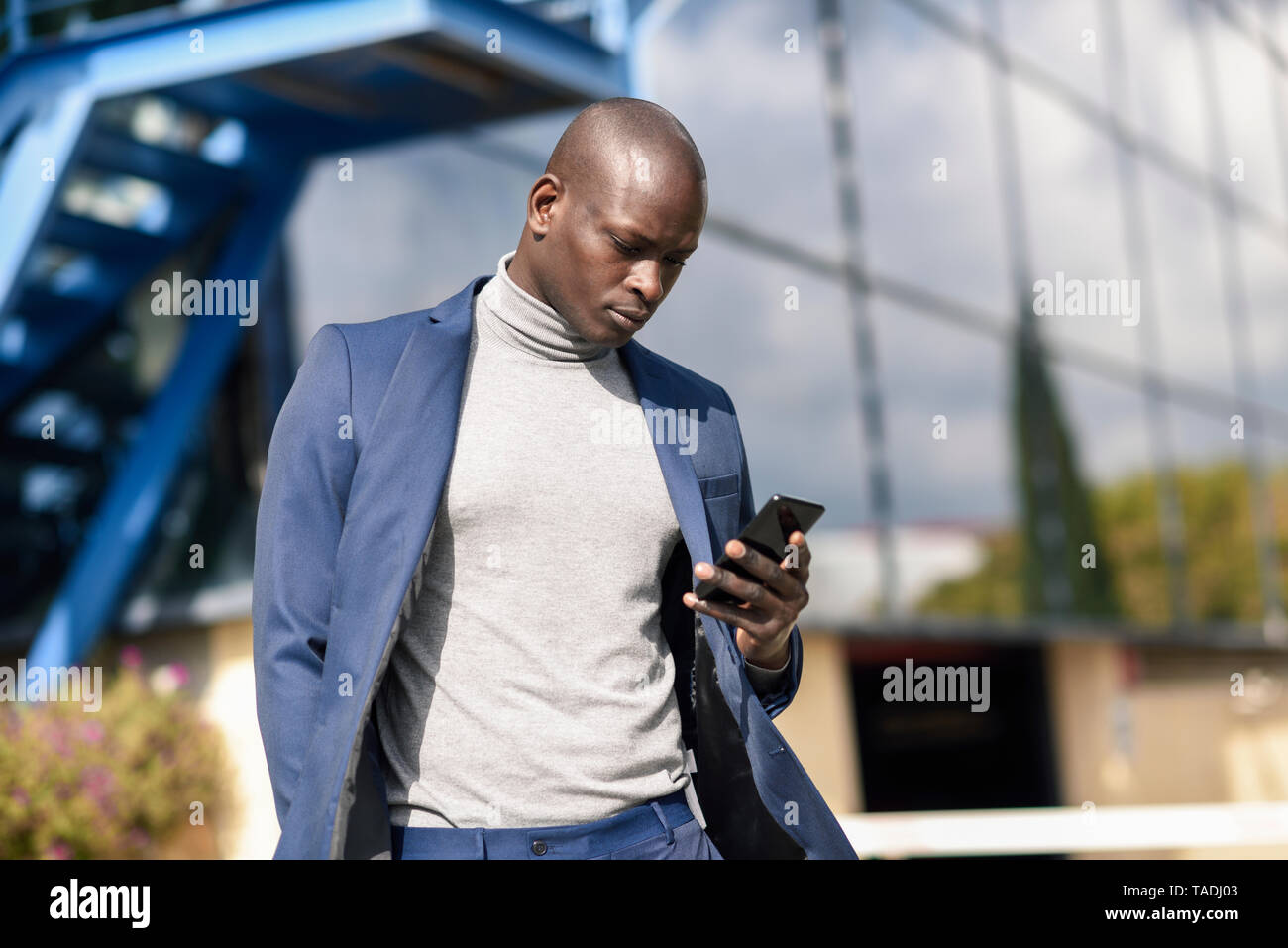 Unternehmer tragen blaue Anzug und Grauen rollkragen pullover an Zelle  Telefon Stockfotografie - Alamy