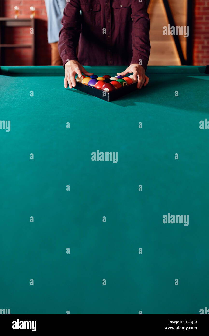 Close-up billard spieler Anordnung Kugeln auf dem Tisch Stockfoto