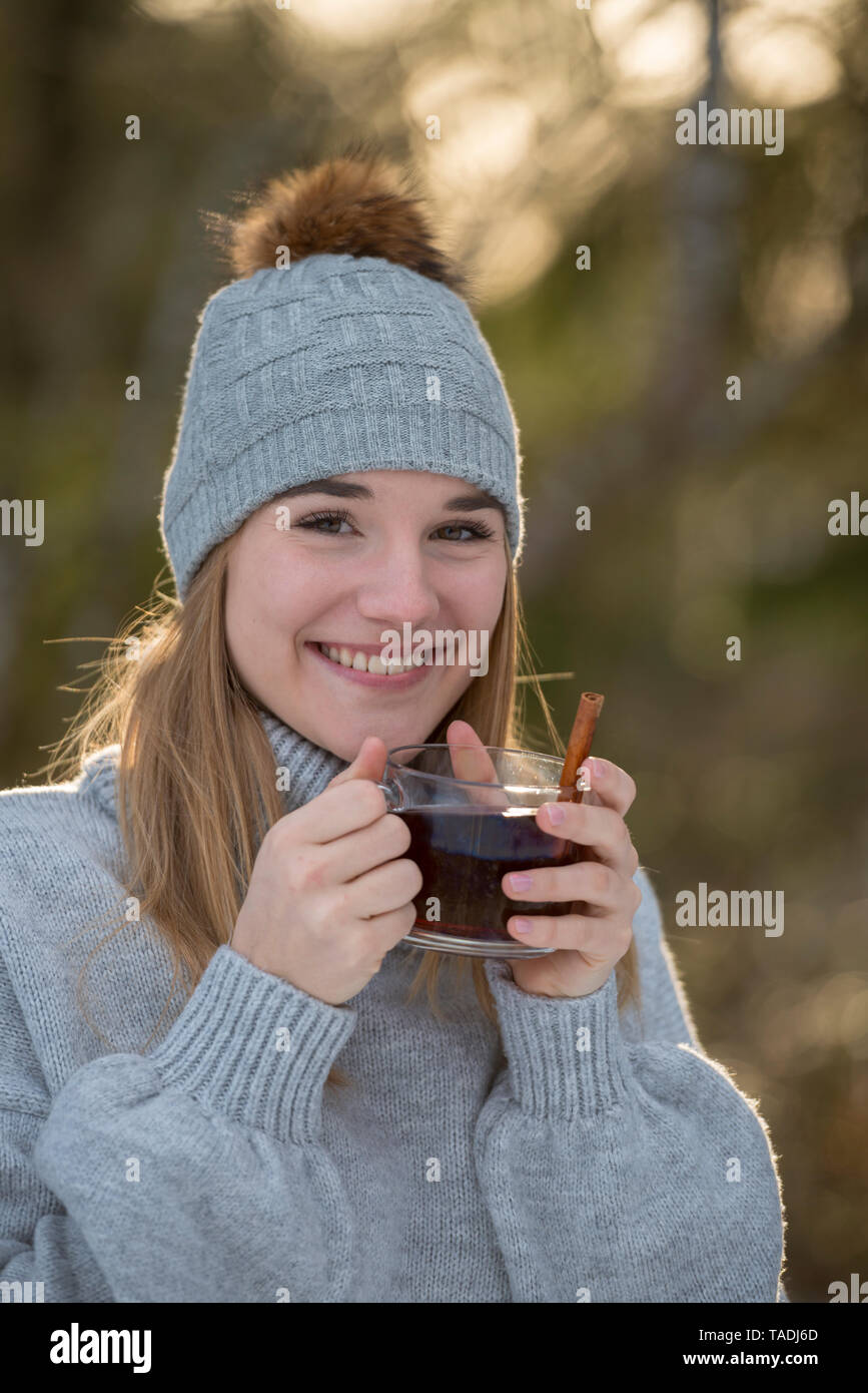 Porträt der glückliche junge Frau mit einer Tasse Tee in den Wäldern Stockfoto