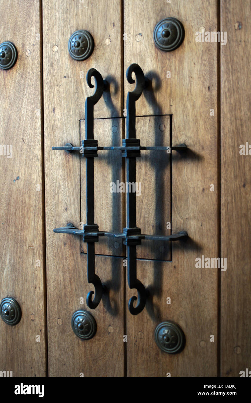 Metall Details auf einer hölzernen Tür im San Angel Nachbarschaft, Mexiko City, Mexiko. Stockfoto