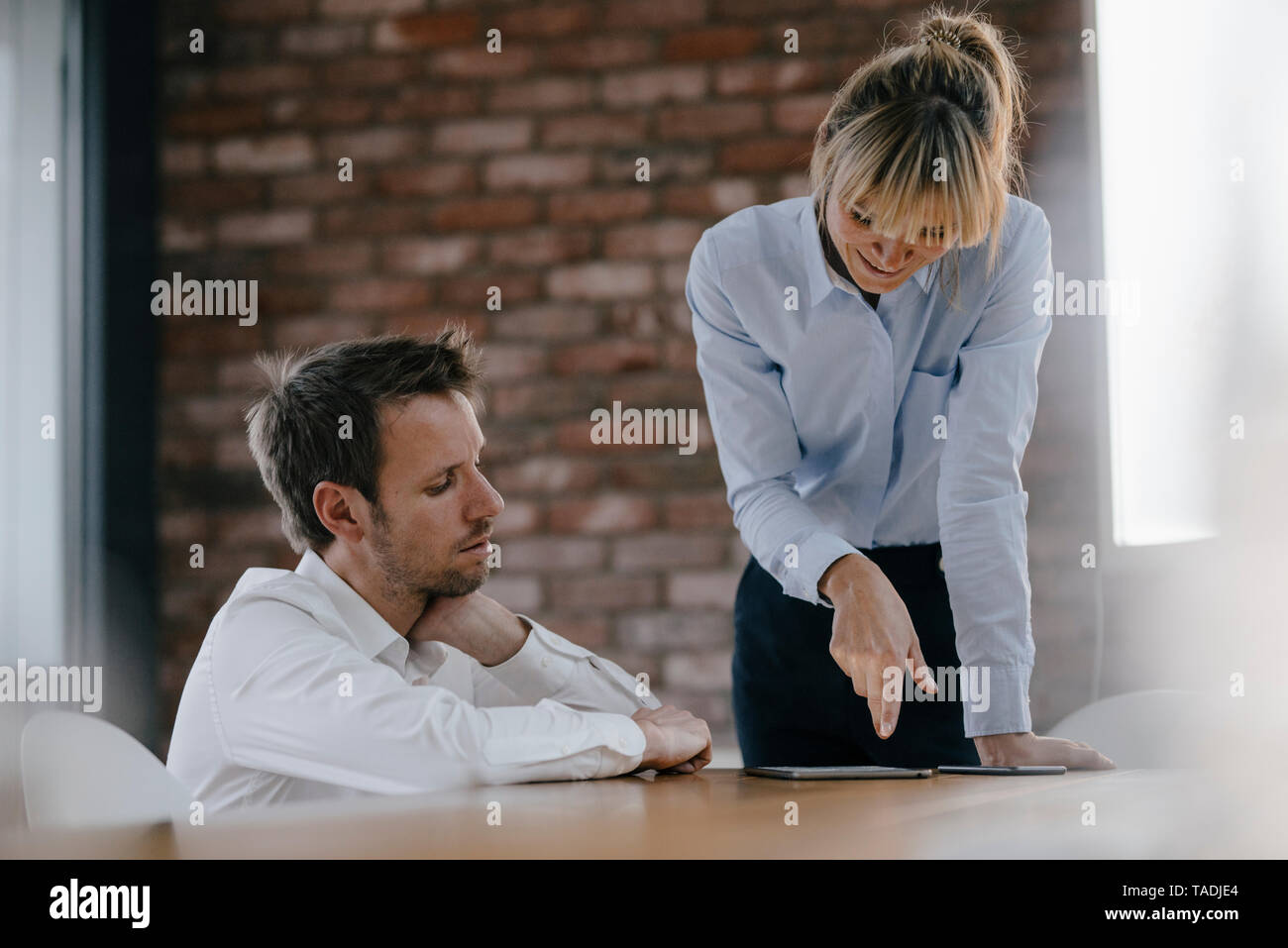 Business Leute zusammen an einem Projekt arbeiten, mit Laptop Stockfoto