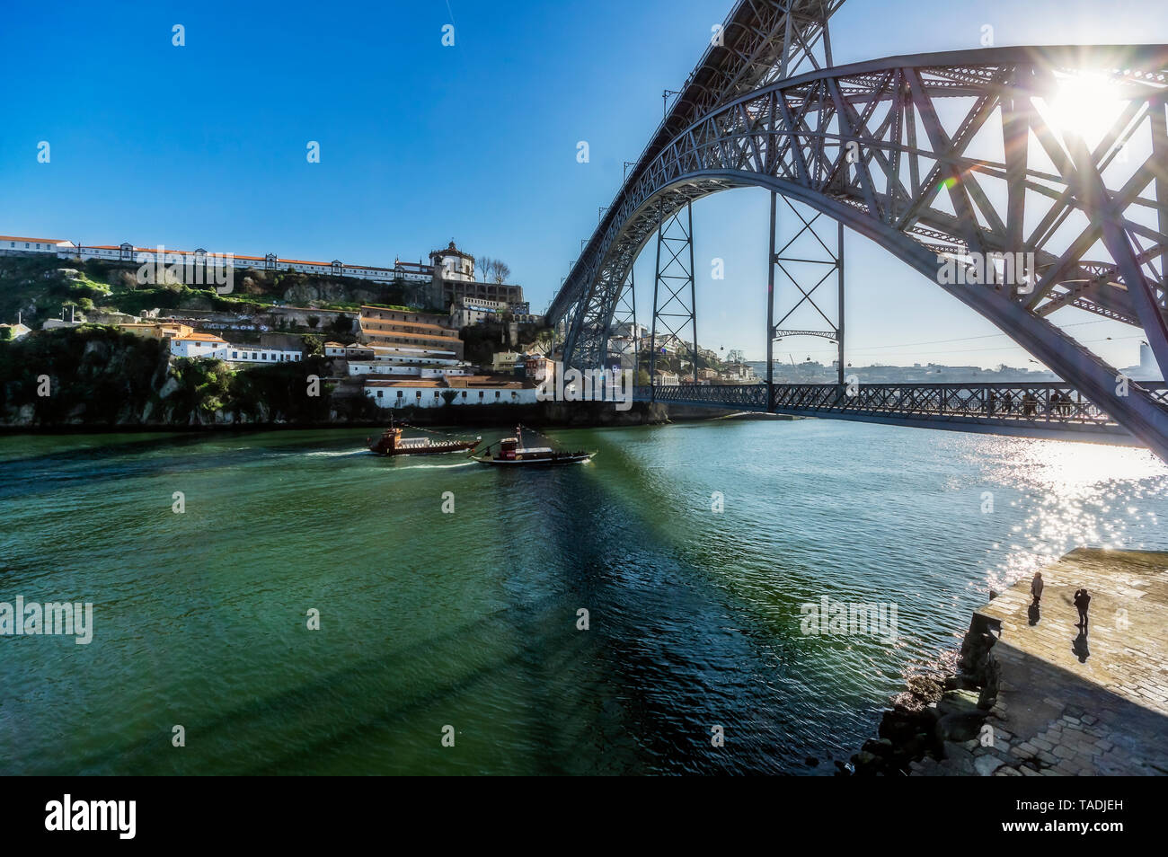 Portugal, Porto, Altstadt, Fluss Douro und Luiz ich Brücke gegen die Sonne Stockfoto
