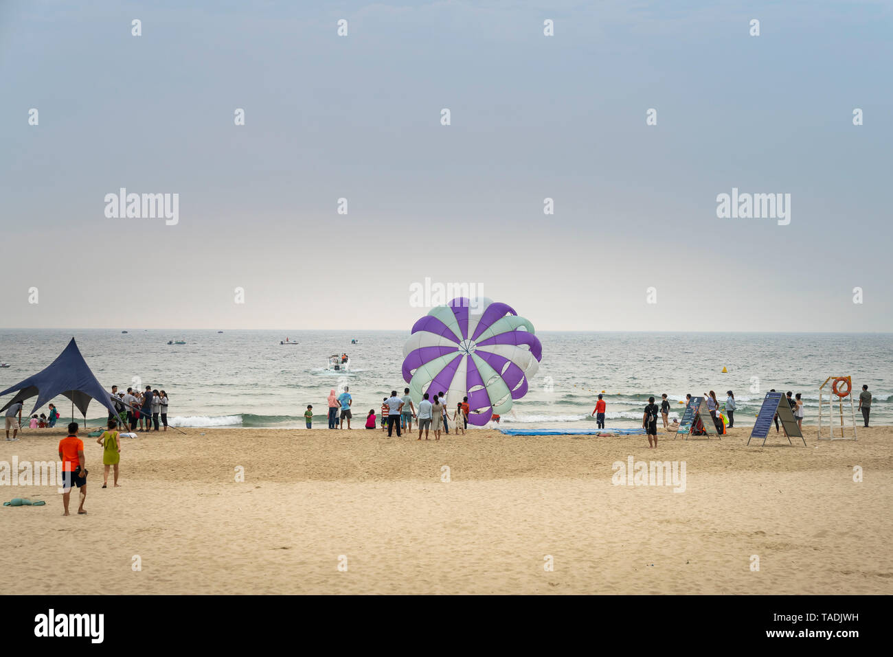 Mein Khe Strand, Stadt Da Nang, Vietnam - am 28. April 2019: Parasailing an meinem Khe Beach in der Stadt Da Nang. Beliebte Unterhaltung für Urlauber Stockfoto