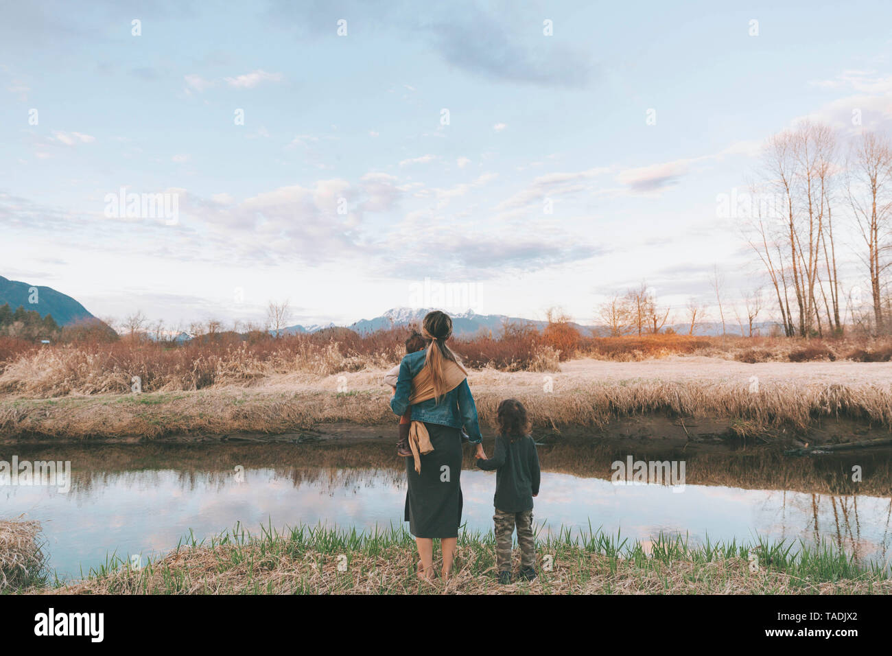Mutter und ihre Kinder die Natur genießen. Stockfoto