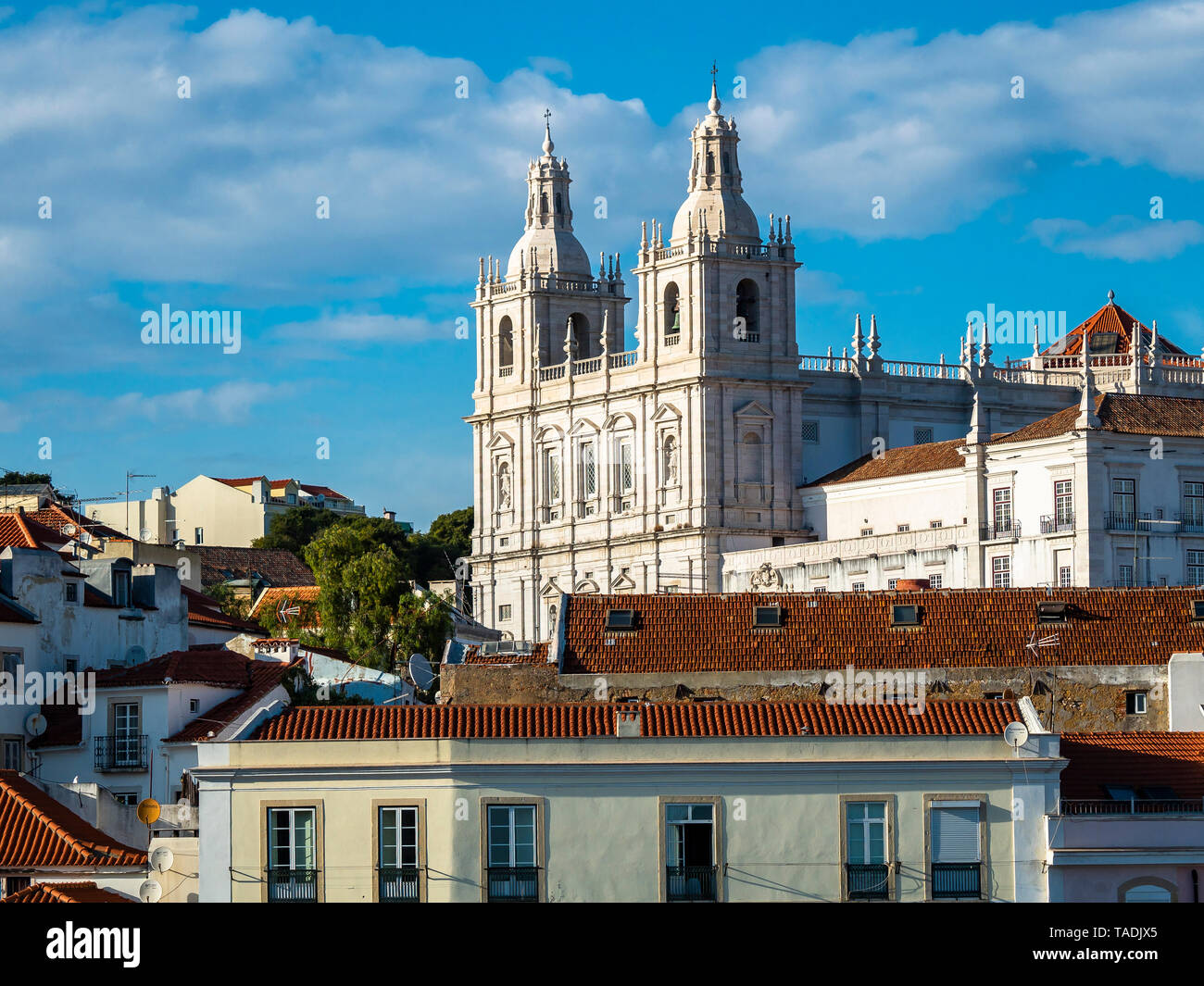 Portugal, Lissabon, Alfama, Blick vom Miradouro de Santa Luzia über Bezirk mit Sao Vicente de Fora Kloster Stockfoto