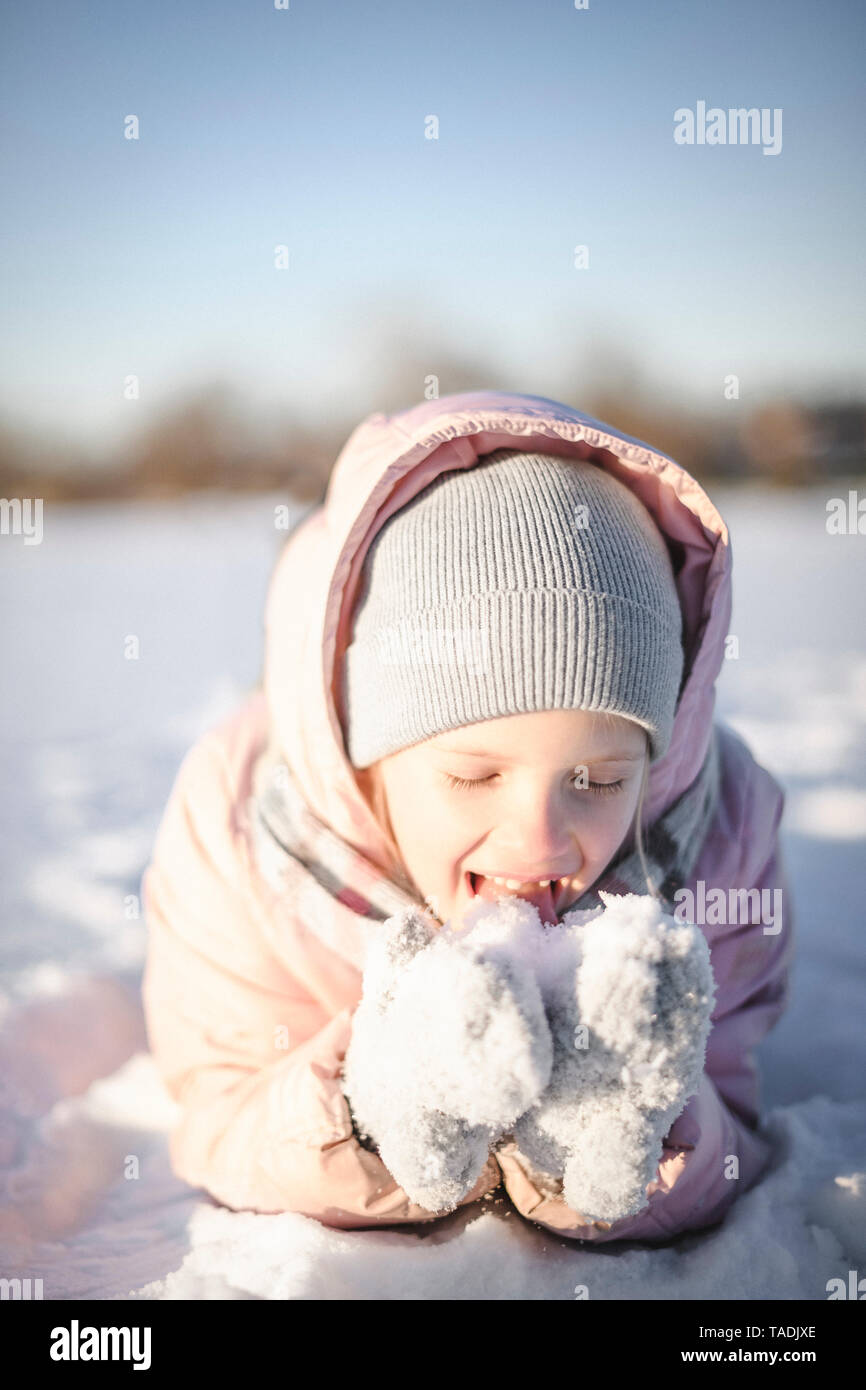 Portrait von kleinen Mädchen Schnee Essen Stockfoto