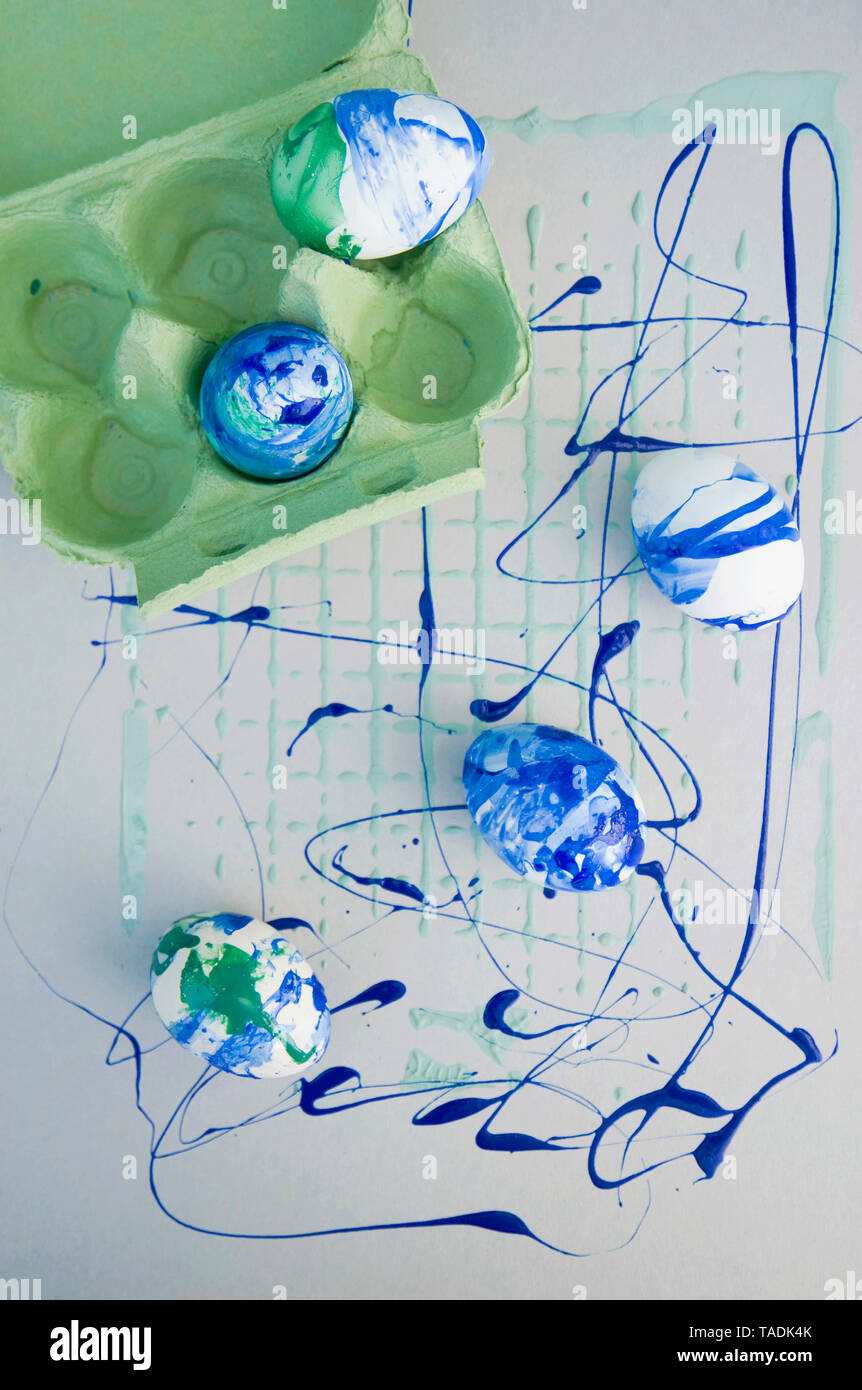 Ostereier mit Blau und Grün Nagellack lackiert Stockfoto