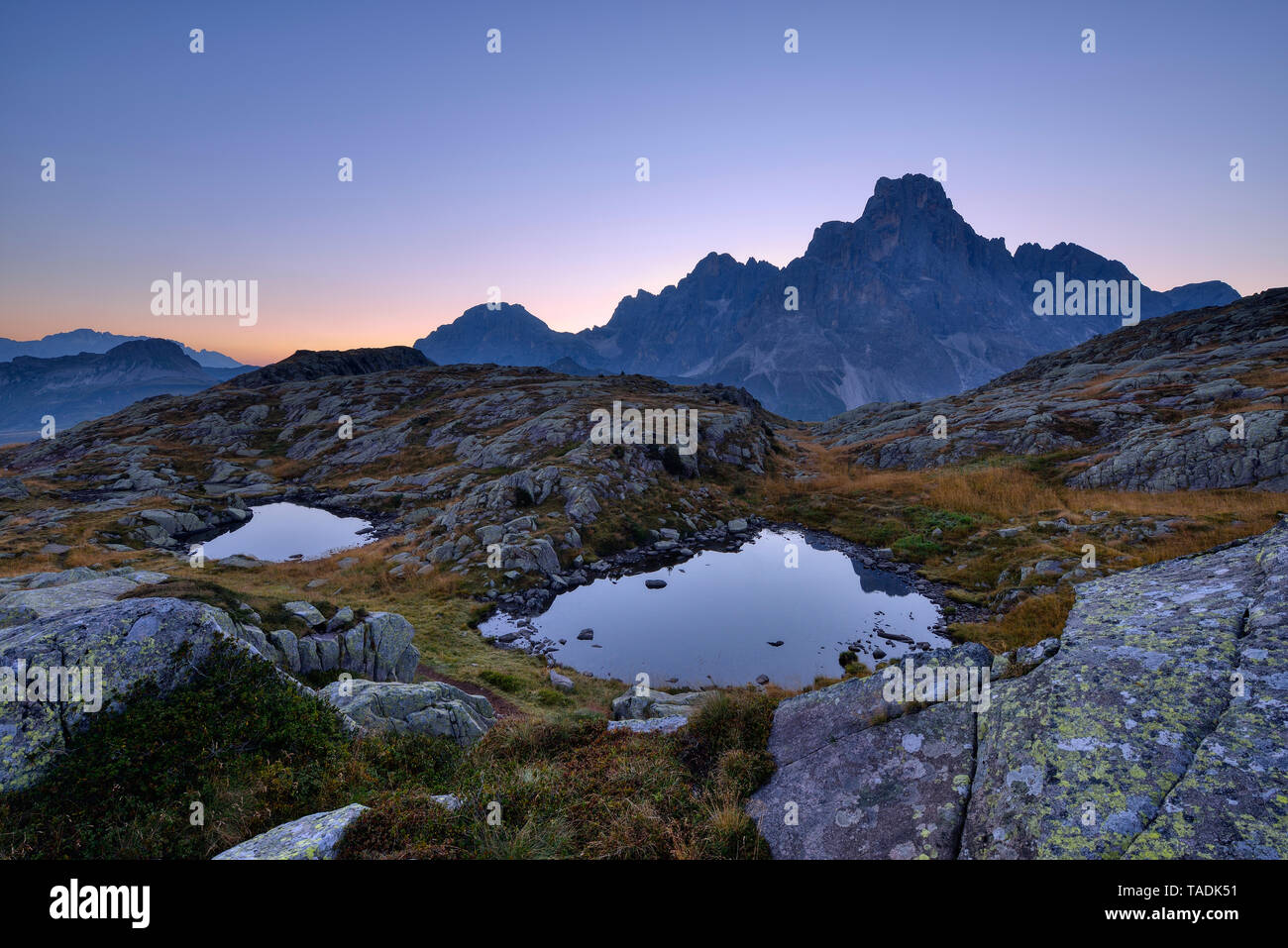 Italien, Dolomiten, Pale di San Martino Berg Gruppe mit Berg Cimon della Pala und zwei kleine Bergseen bei Sonnenaufgang Stockfoto